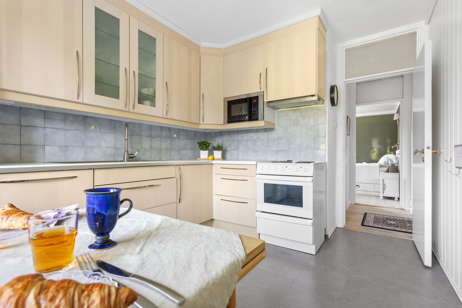 Kjøkkenet byr godt med benk-/ skapplass. Galleribilde