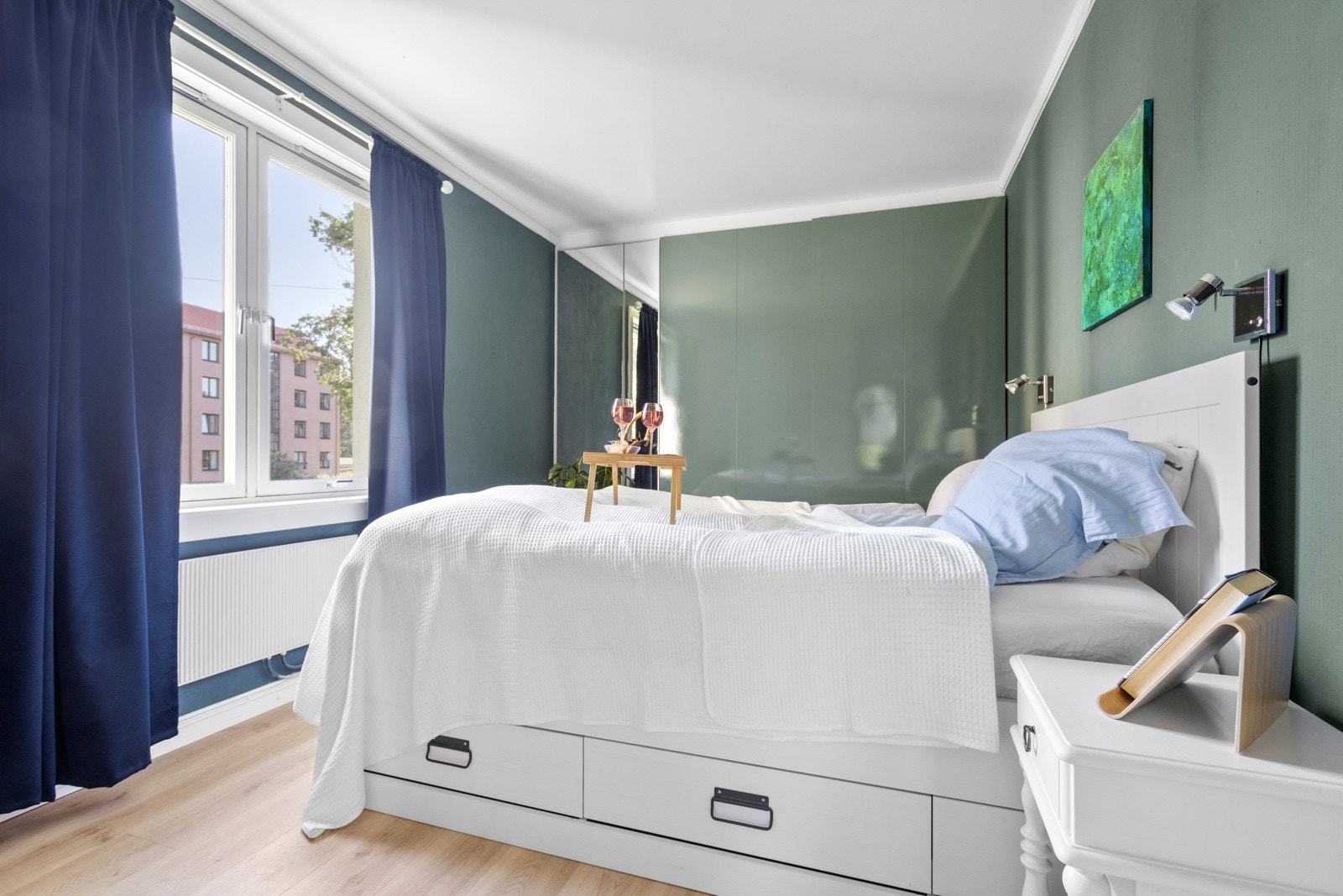 Romslig hovedsoverom med stort garderobeskap. Galleribilde