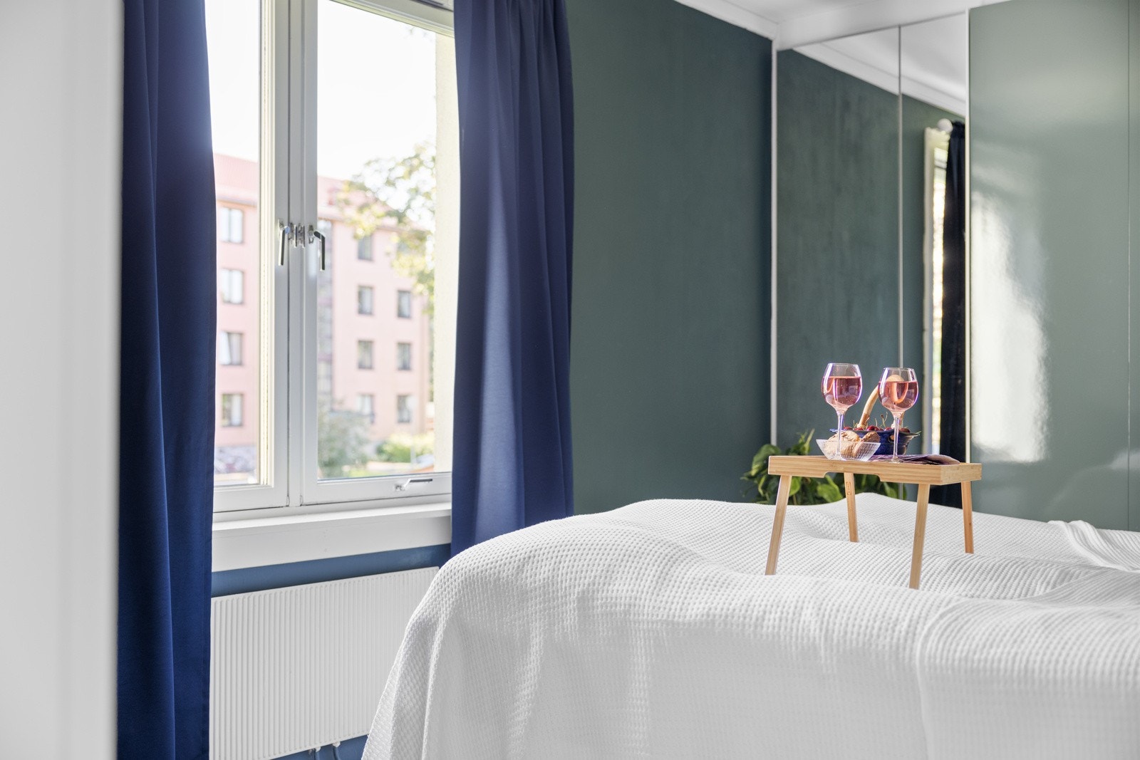 Stort vindu som gir inn mye naturlig lysinnslipp. Galleribilde