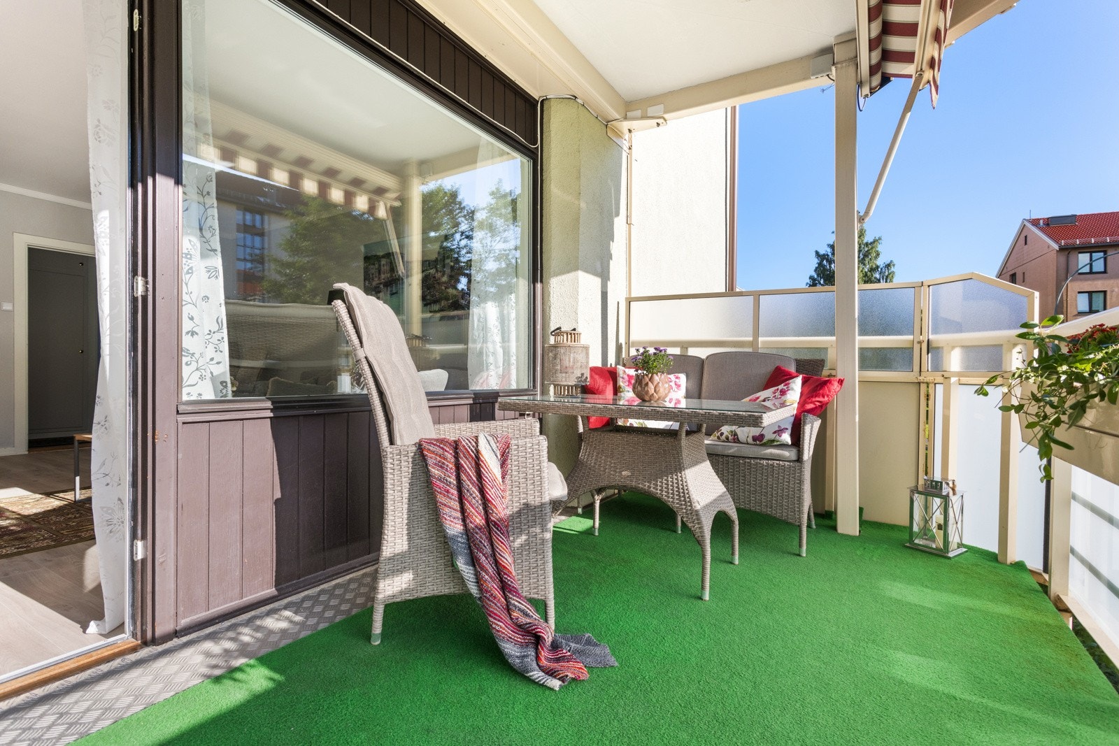 Stuen har utgang til overbygget vestvendt balkong på hele 10 kvm. Galleribilde