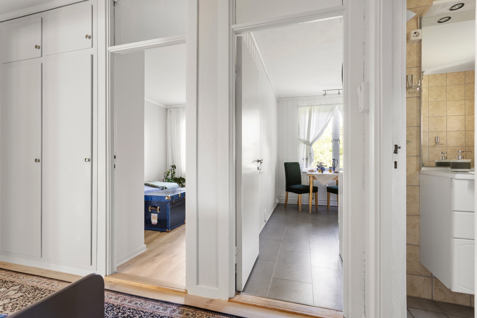 Fra entré er det tilgang til alle boligens rom. Galleribilde
