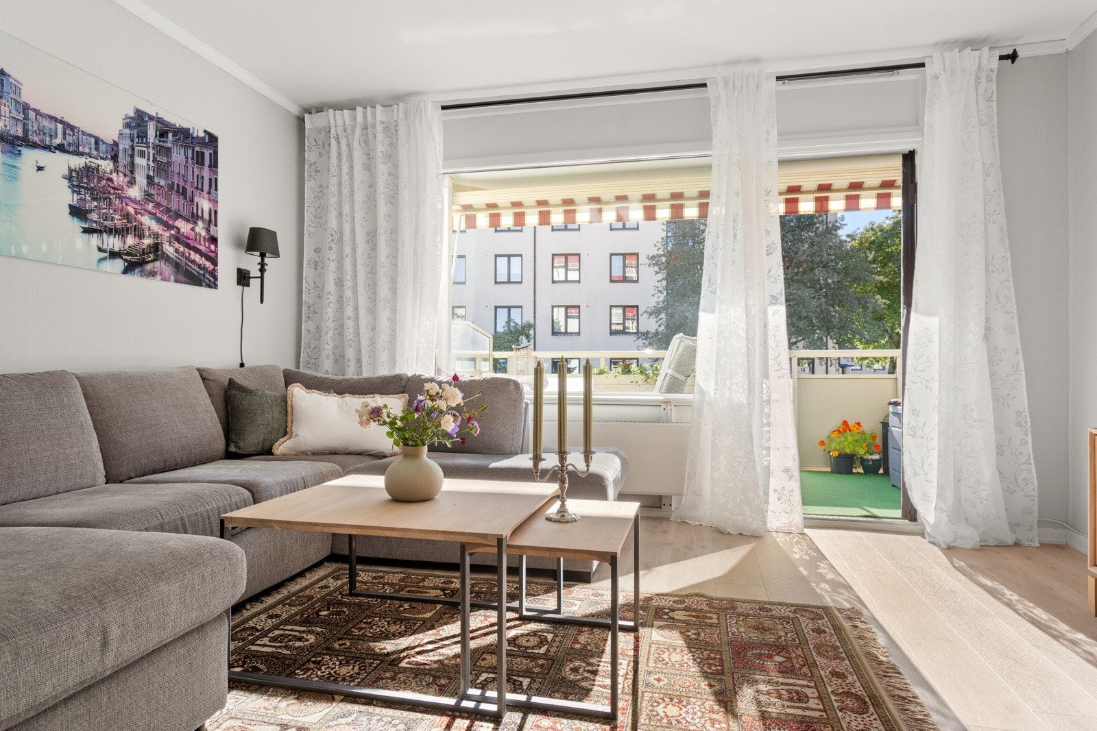 Direkte avgang fra stuen til balkongen. Galleribilde