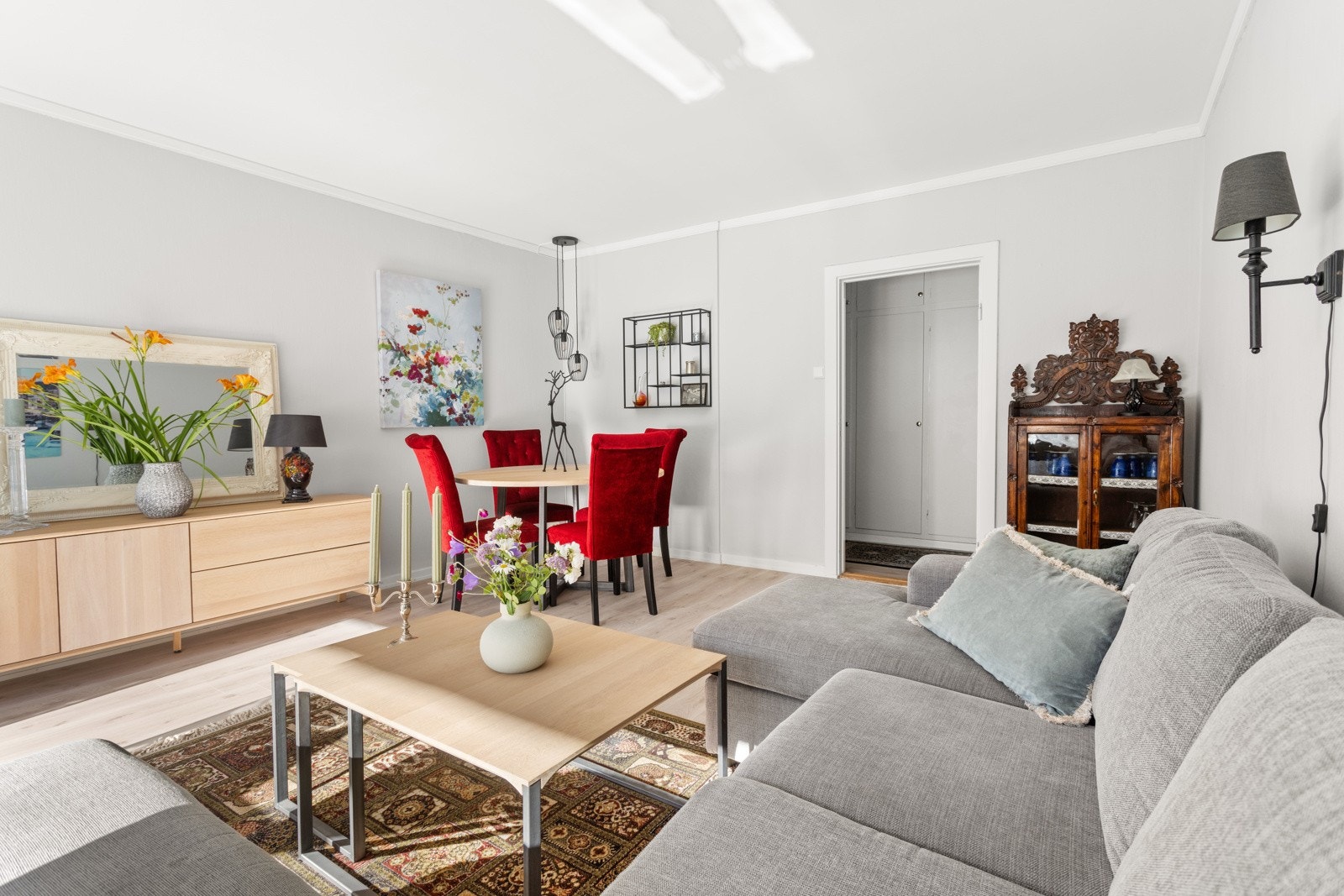 Stuen er lys og fin, med god plass til sittegruppe og spisebord. Galleribilde