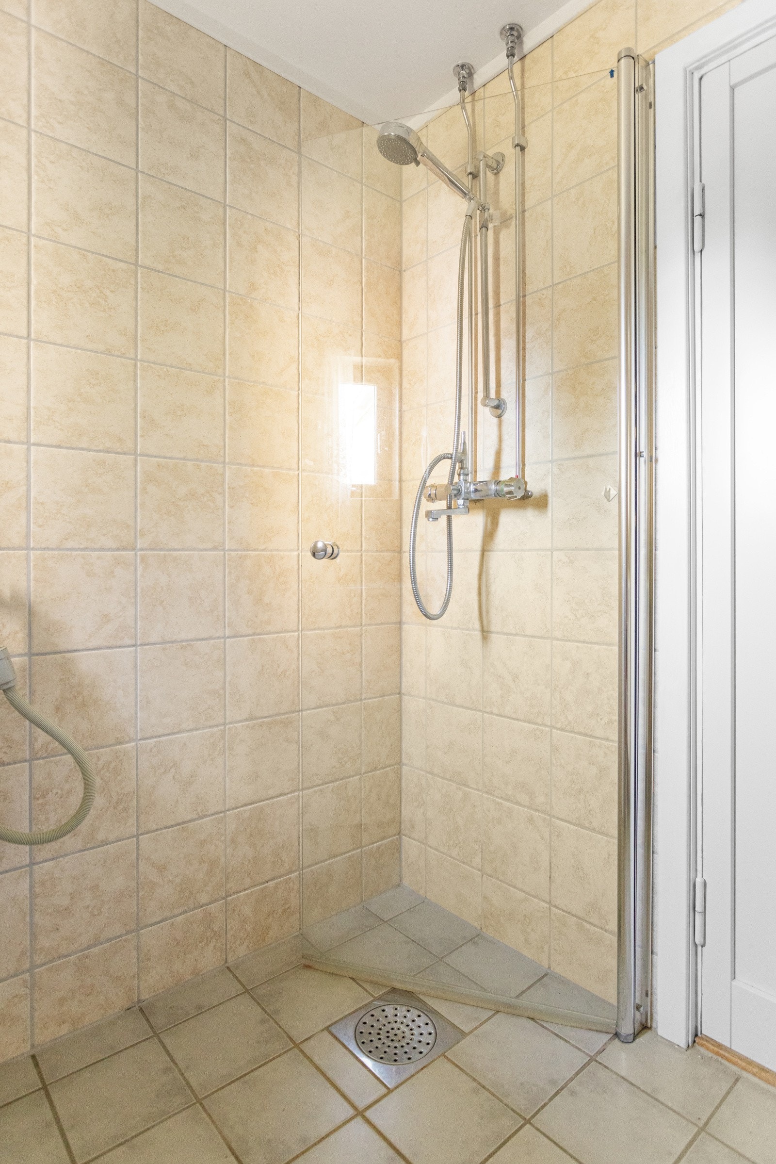 Badet har gulvvarme, opplegg til vaskemaskin. Galleribilde