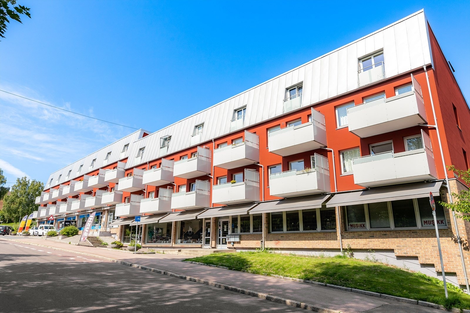 Oslo sentrum ligger også godt innen rekkevidde via offentlig kommunikasjon eller en spasertur gjennom Ekebergparken skulpturpark med alt det innebærer av hovedstadens bymessige fasiliteter og servicetilbud Galleribilde