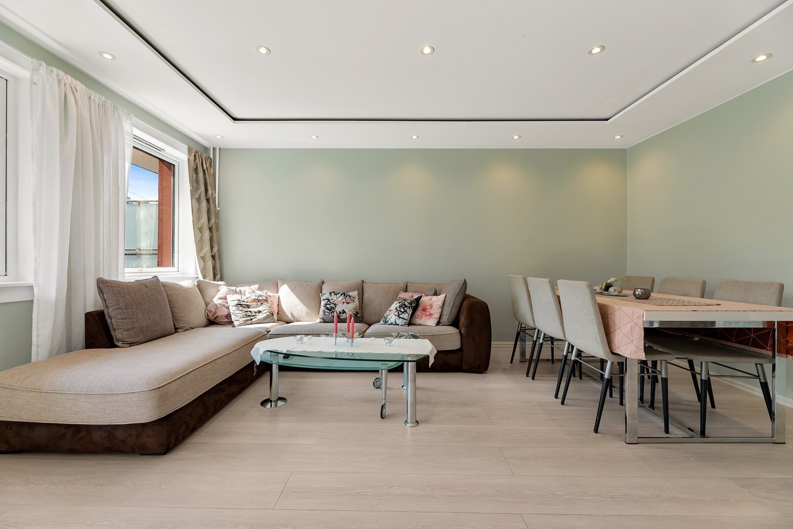I stuen er det god plass til både sofagruppe og spisebord Galleribilde