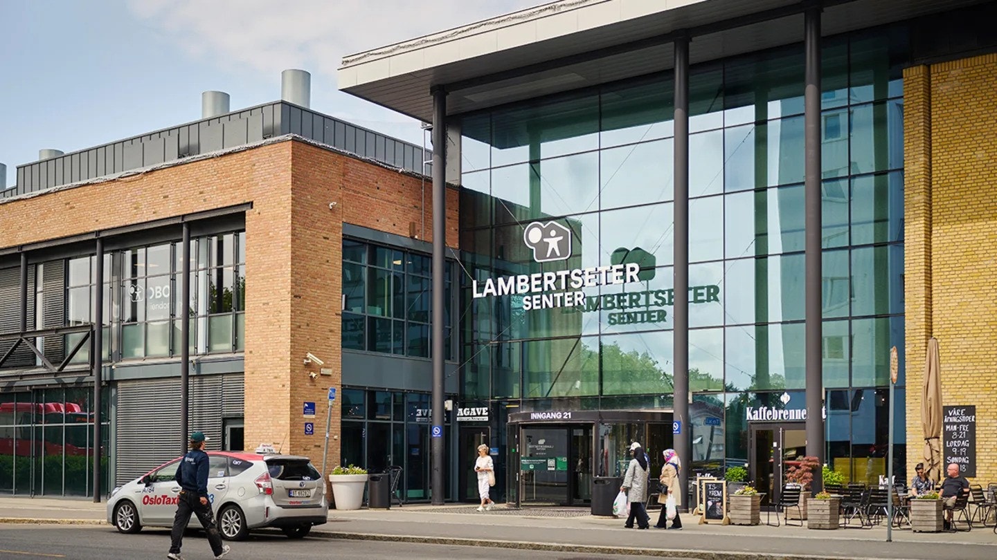 Lambertseter Senter er lett tilgjengelig. Med sine 85 butikker og serveringssteder er dette et naturlig samlingspunkt for lokalbefolkningen Galleribilde