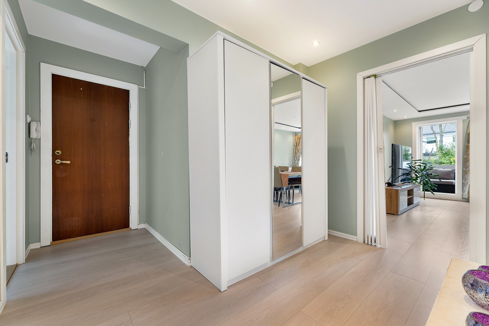 Her er det god plass til skoskap og oppheng i tillegg til medfølgende skyvedørsgarderobe med speilfront Galleribilde
