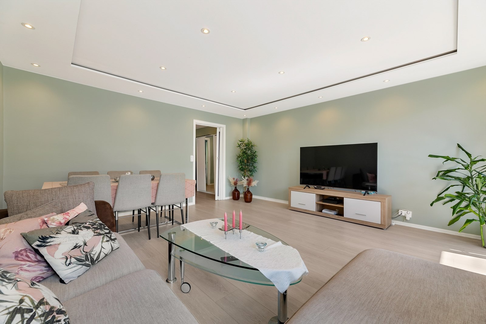 Det er montert rikelig med downlights i stuehimlingen Galleribilde