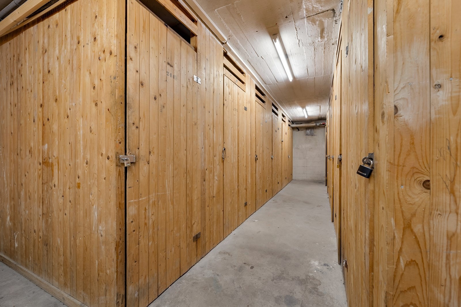 Det disponeres kjellerbod på 2 m² og loftsbod på 8 m² Galleribilde