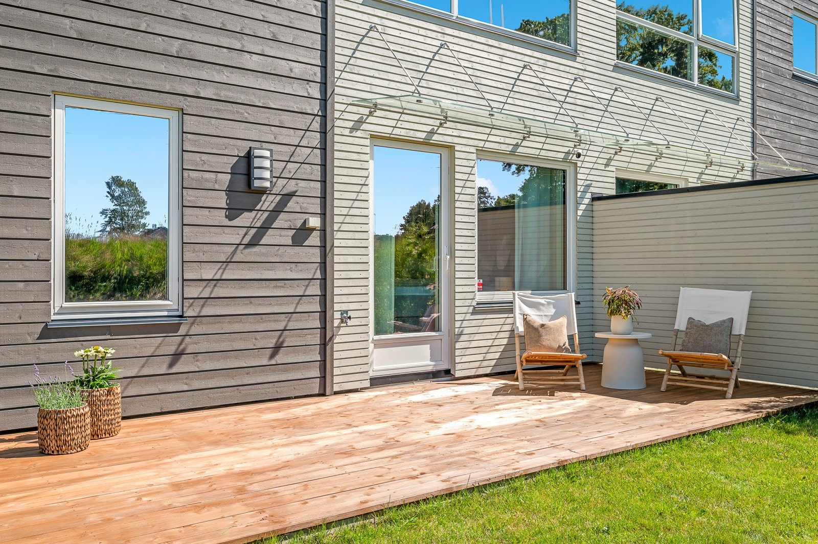 Terrassen på utsiden av hovedsoverom med en skjermvegg mot nabo Galleribilde