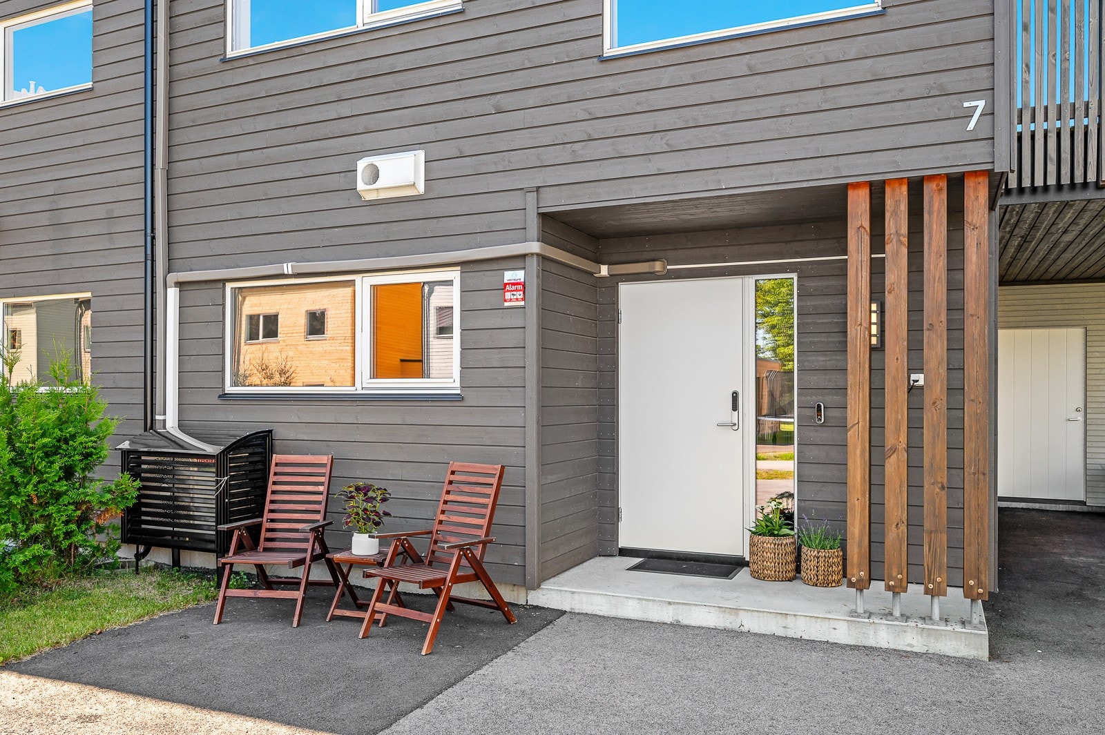 Det er et overbygget inngangsparti, til høyre er carporten med en bod i bakkant Galleribilde