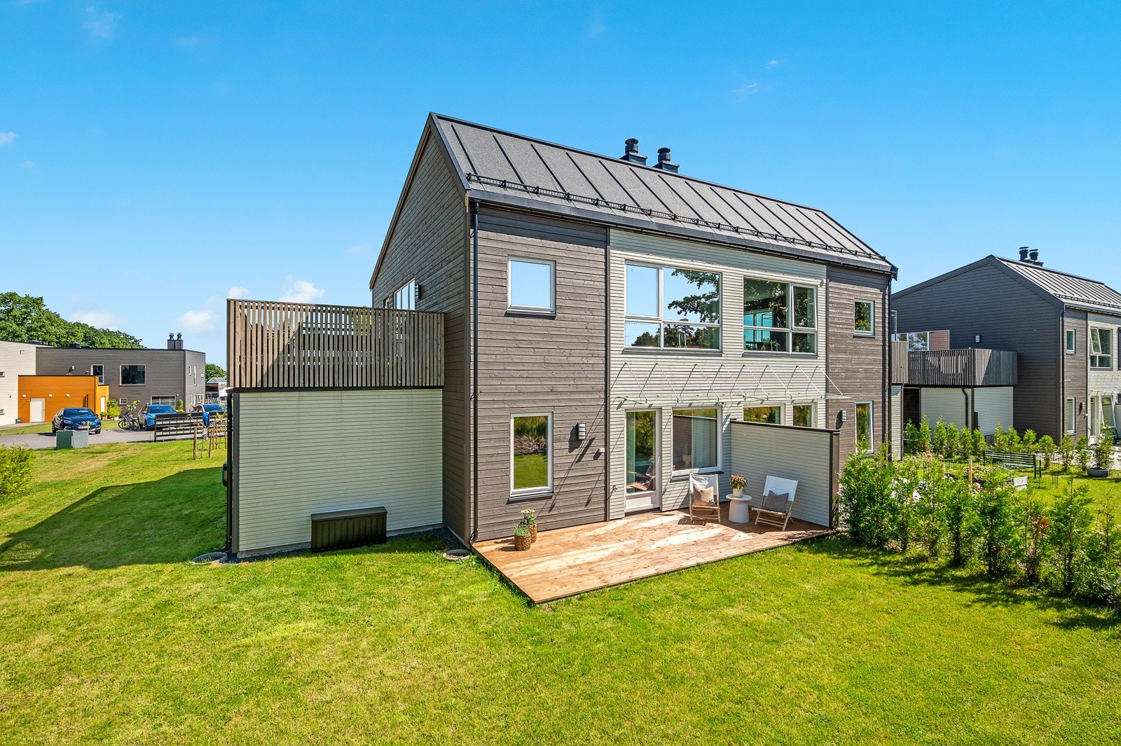 Pent opparbeidet tomt med plenlagt hage Galleribilde