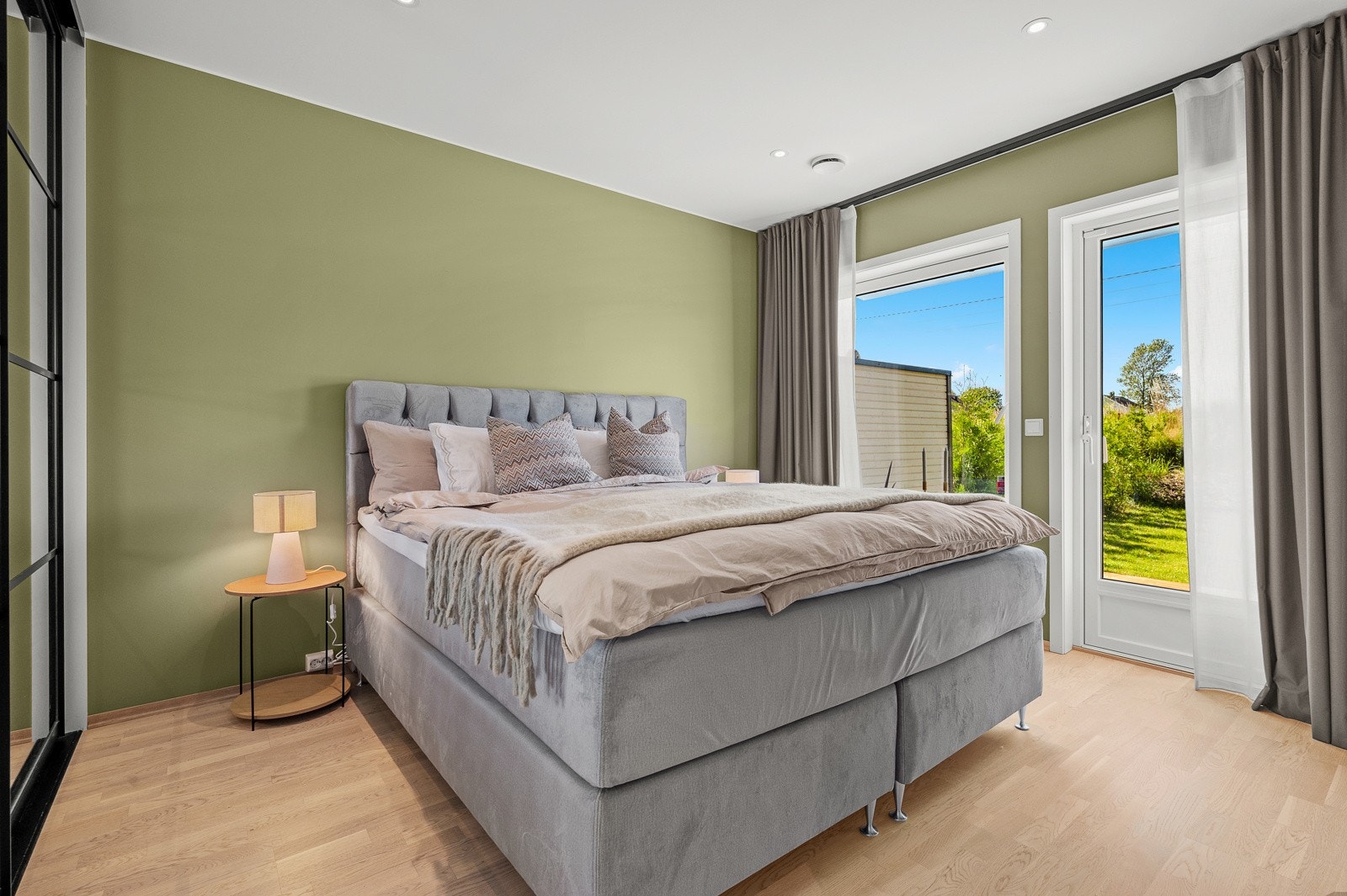 Hovedsoverommet har god plass til dobbeltseng og tilhørende nattbord. Det er også utgang til terrasse. Galleribilde