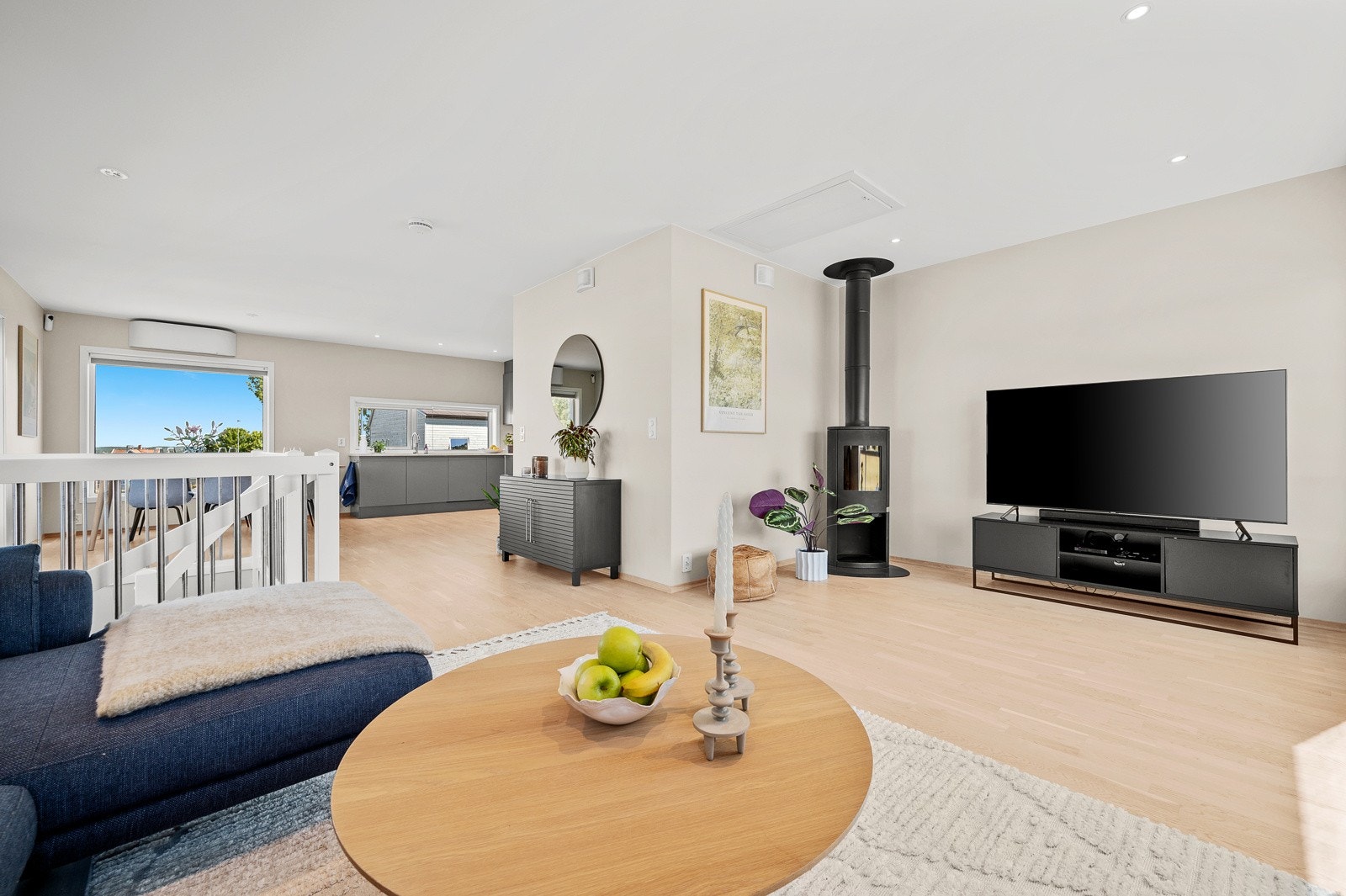 Boligen har en god planløsning - i 2. etajsen har du stue, kjøkken og utgang til veranda Galleribilde