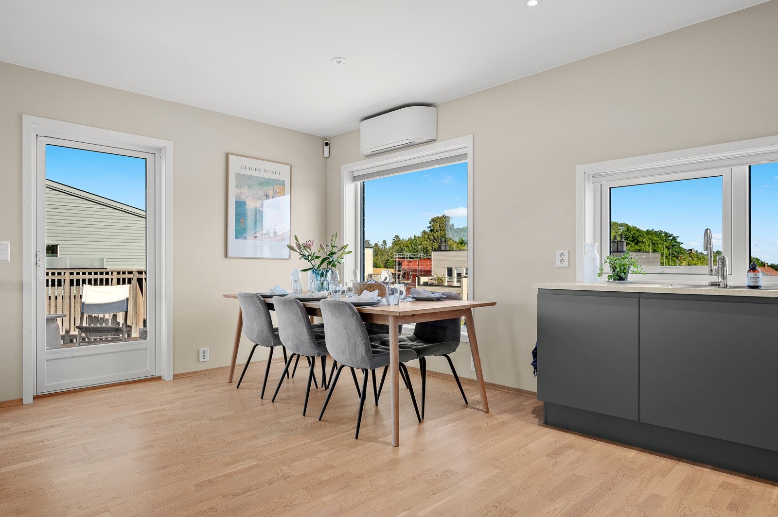 Ved kjøkkenet er det god plass til spisestue som forlenges av en flott veranda Galleribilde