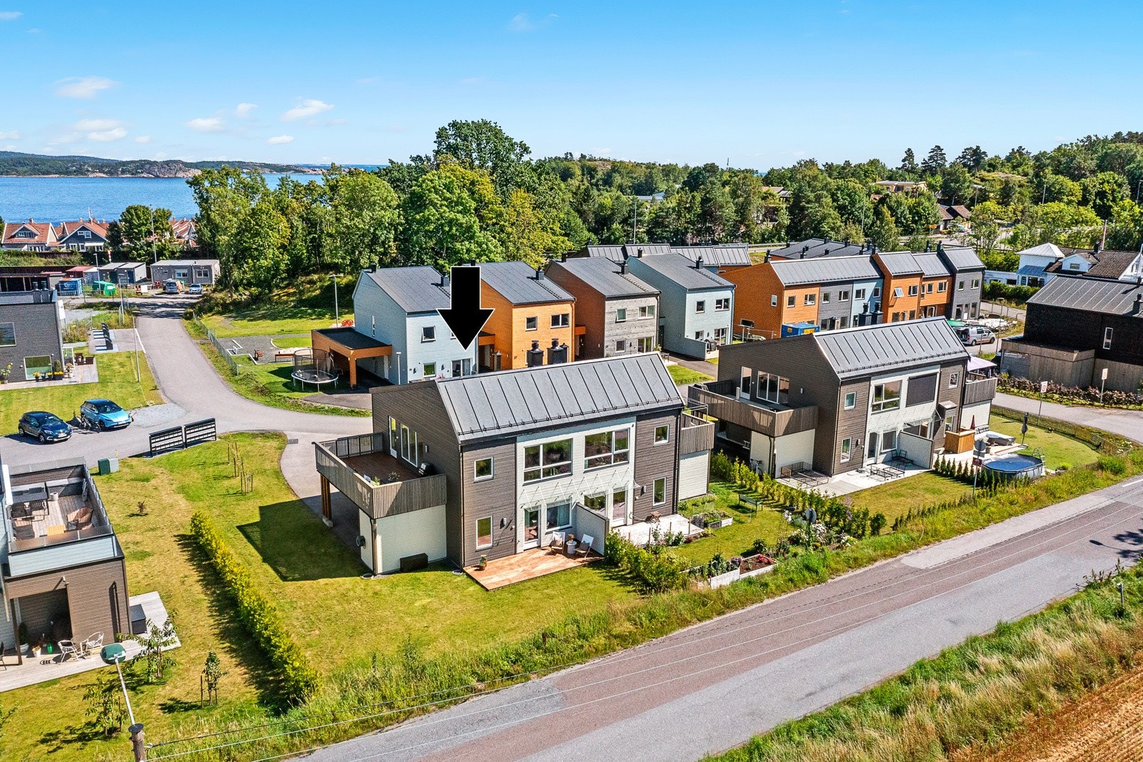 Boligen ligger i enden av rekken som gjør at den får en mer skjermet beliggenhet Galleribilde