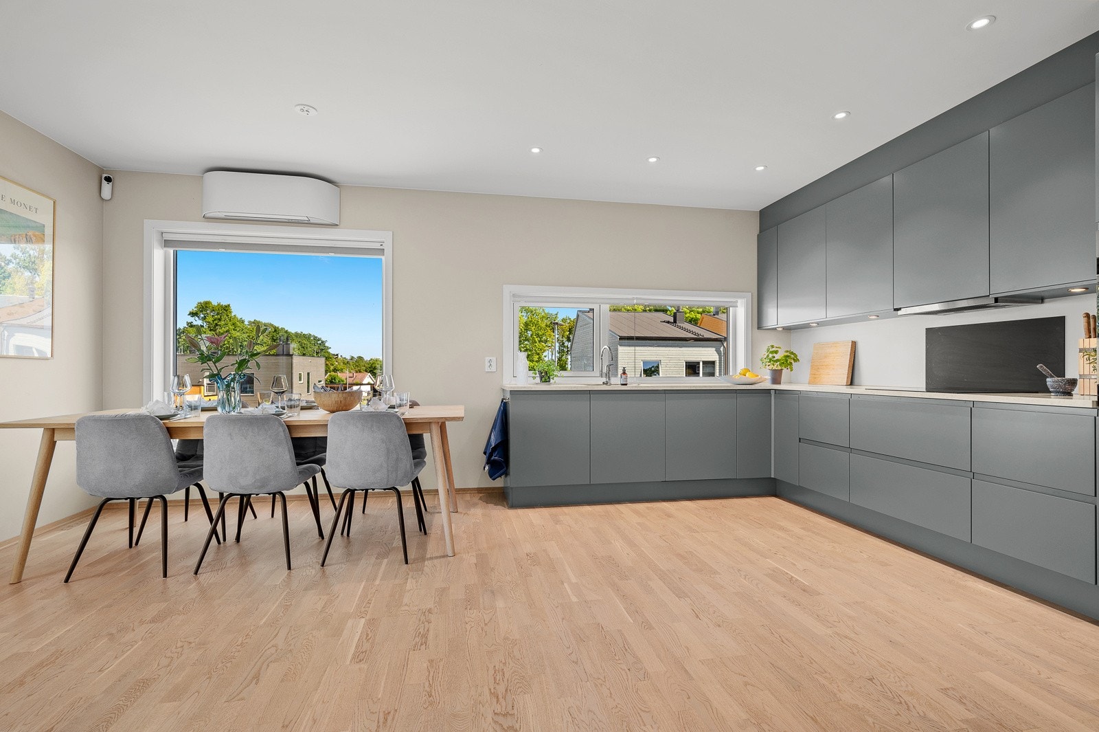 Boligen fremstår som delikat i en flott fargepalett, noe som gir en smakfull utførelse Galleribilde