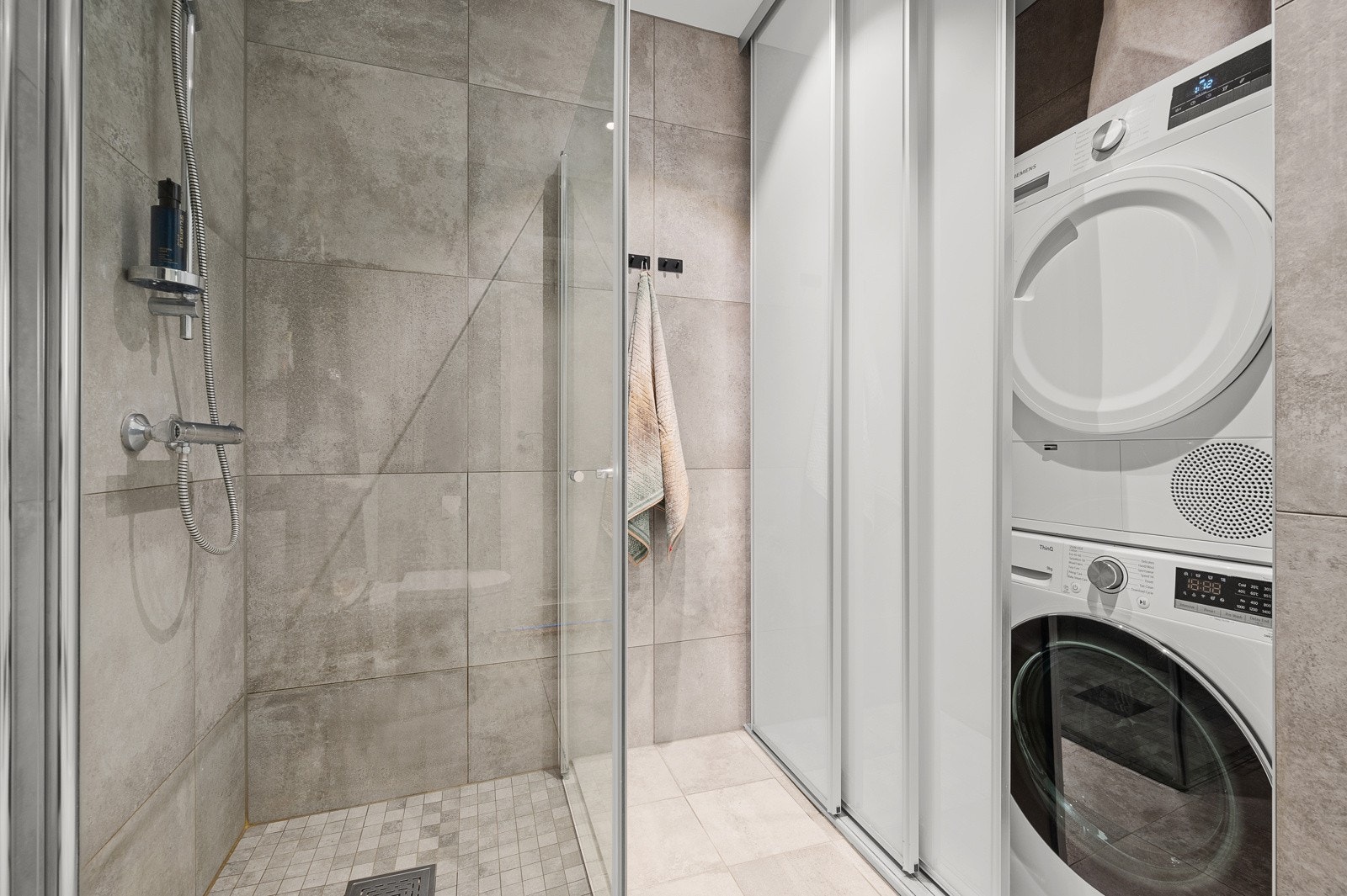 Bak skyvedørene er det opplegg til vaskemaskin og tørketrommel - praktisk! Galleribilde