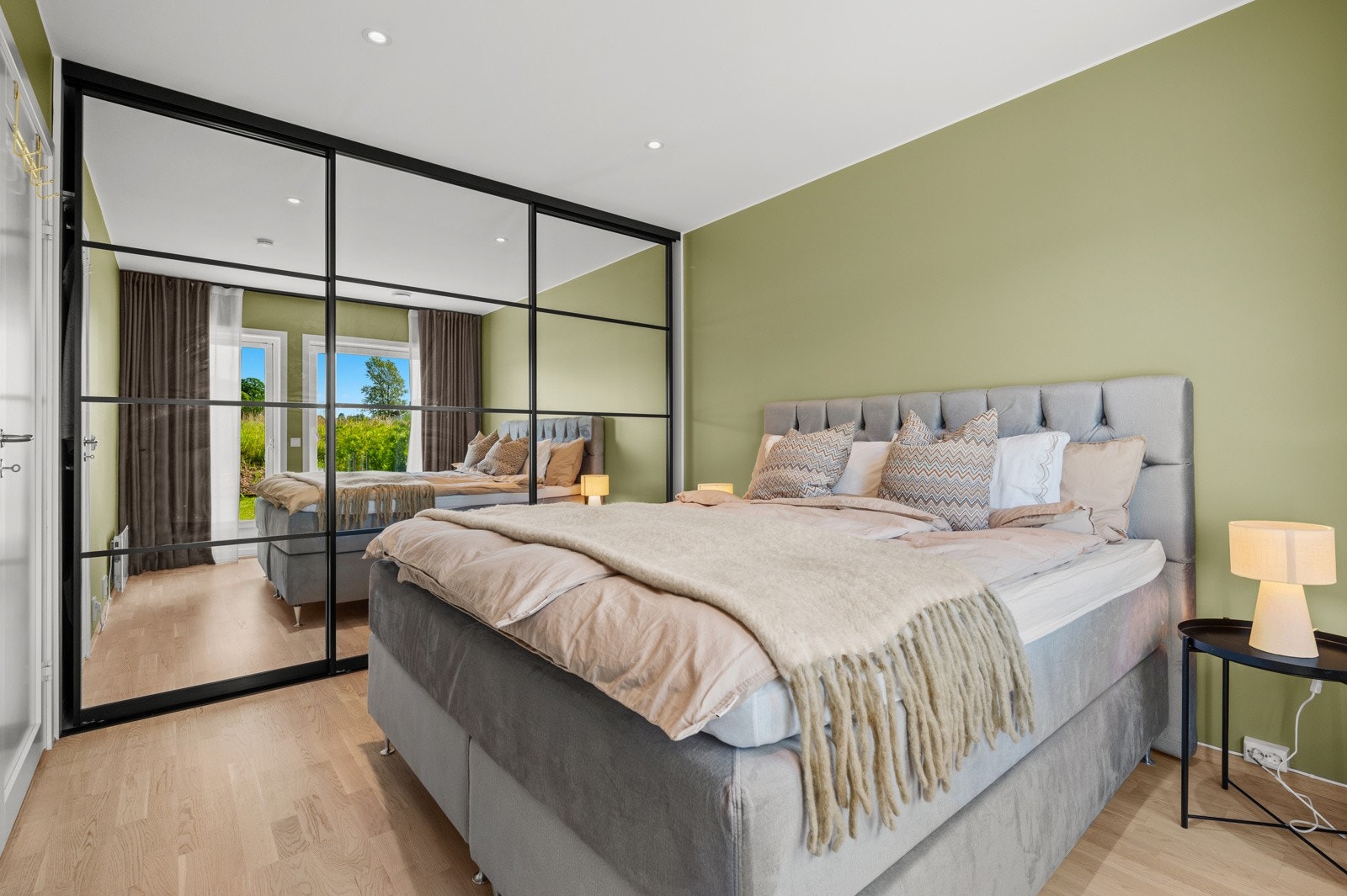 Her er det også en praktisk skyvedørsgarderobe Galleribilde