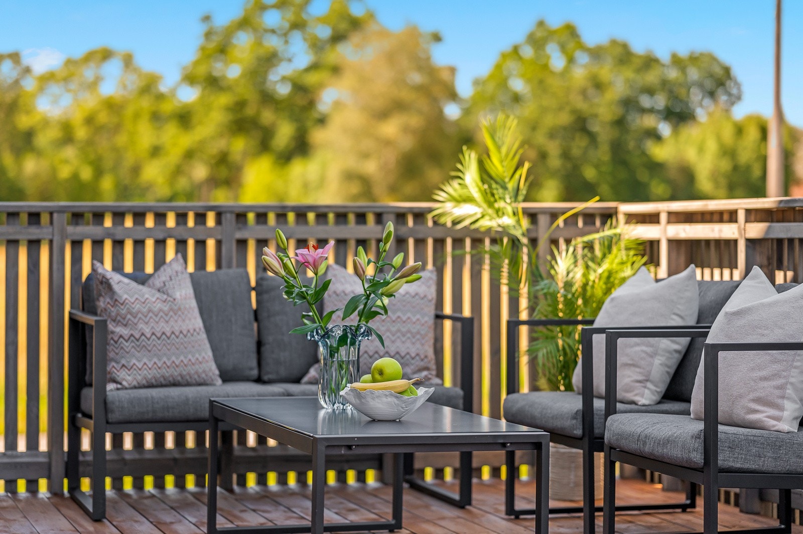 Deilig veranda med fin morgen, ettermiddags og kveldssol Galleribilde