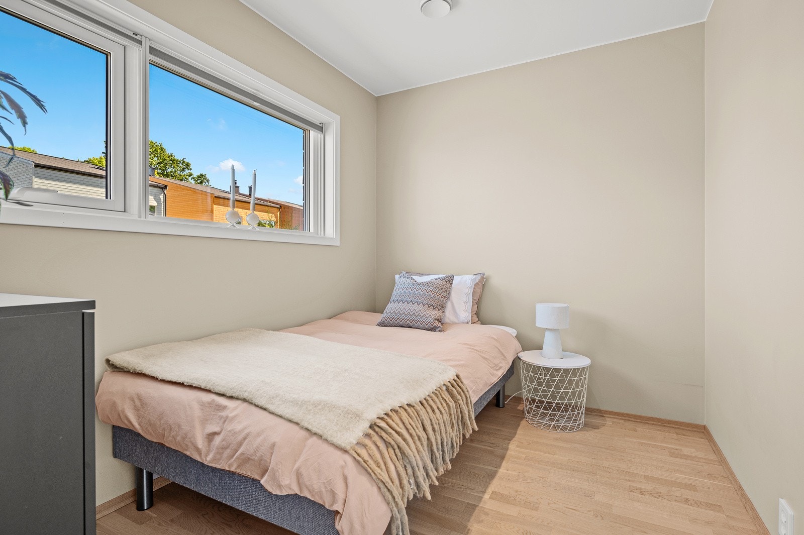 Det er totalt tre soverom i boligen og disse ligger i 1. etasje Galleribilde