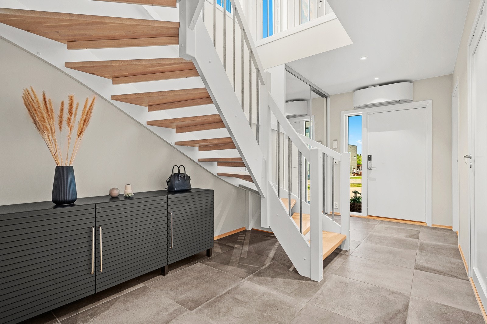 Delikat flislagt gang i 1. etasje med varmekabler Galleribilde