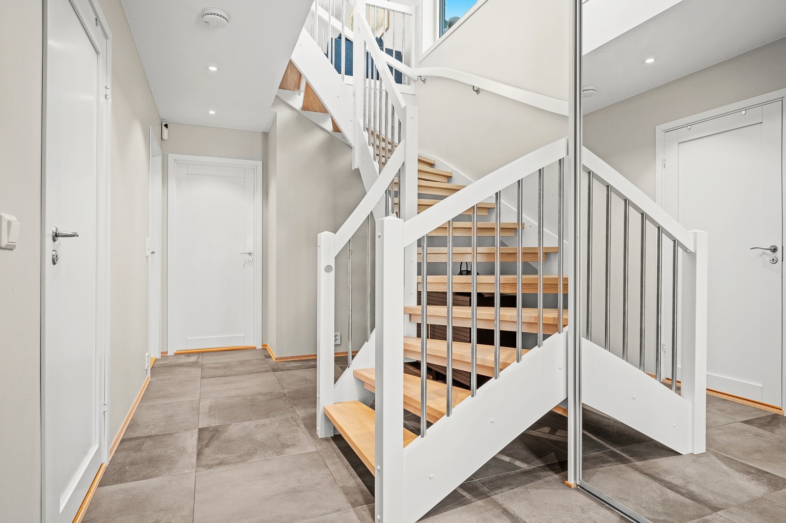 Her er det skyvedørsgarderobe med speil Galleribilde