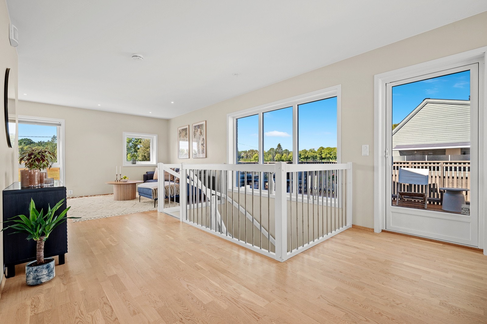 De store vindusflatene sikrer rikelig med lysinnslipp og får frem de fine omgivelsene Galleribilde