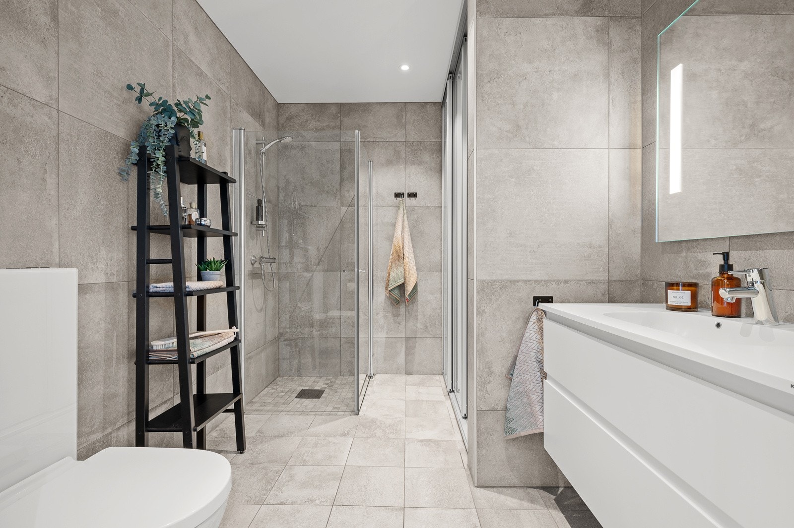 Flott flislagt bad med dusjnisje, toalett og servant Galleribilde