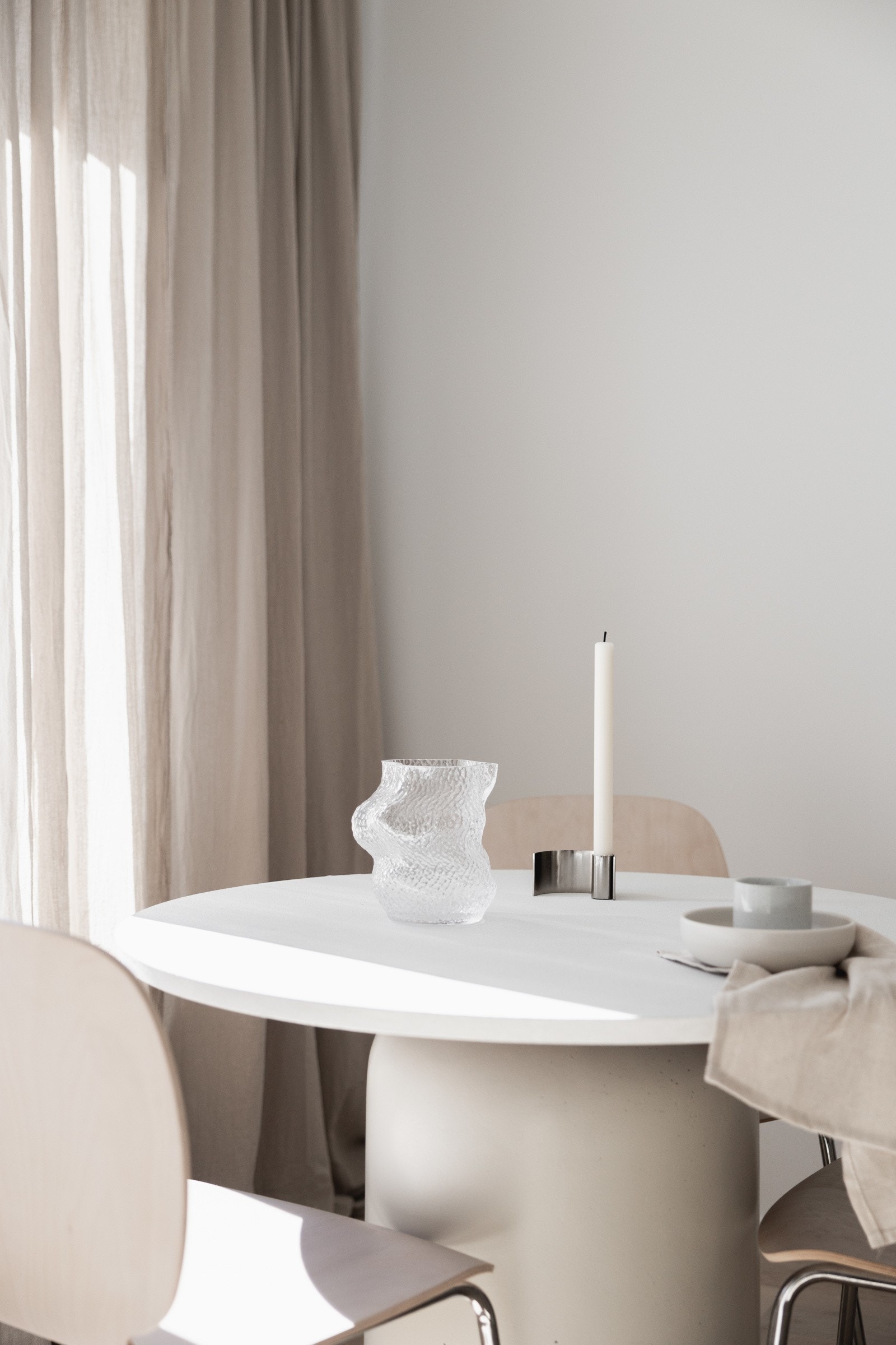 Stuen oppleves varm og hyggelig, og de store vindusflatene slipper inn godt med lys. Galleribilde