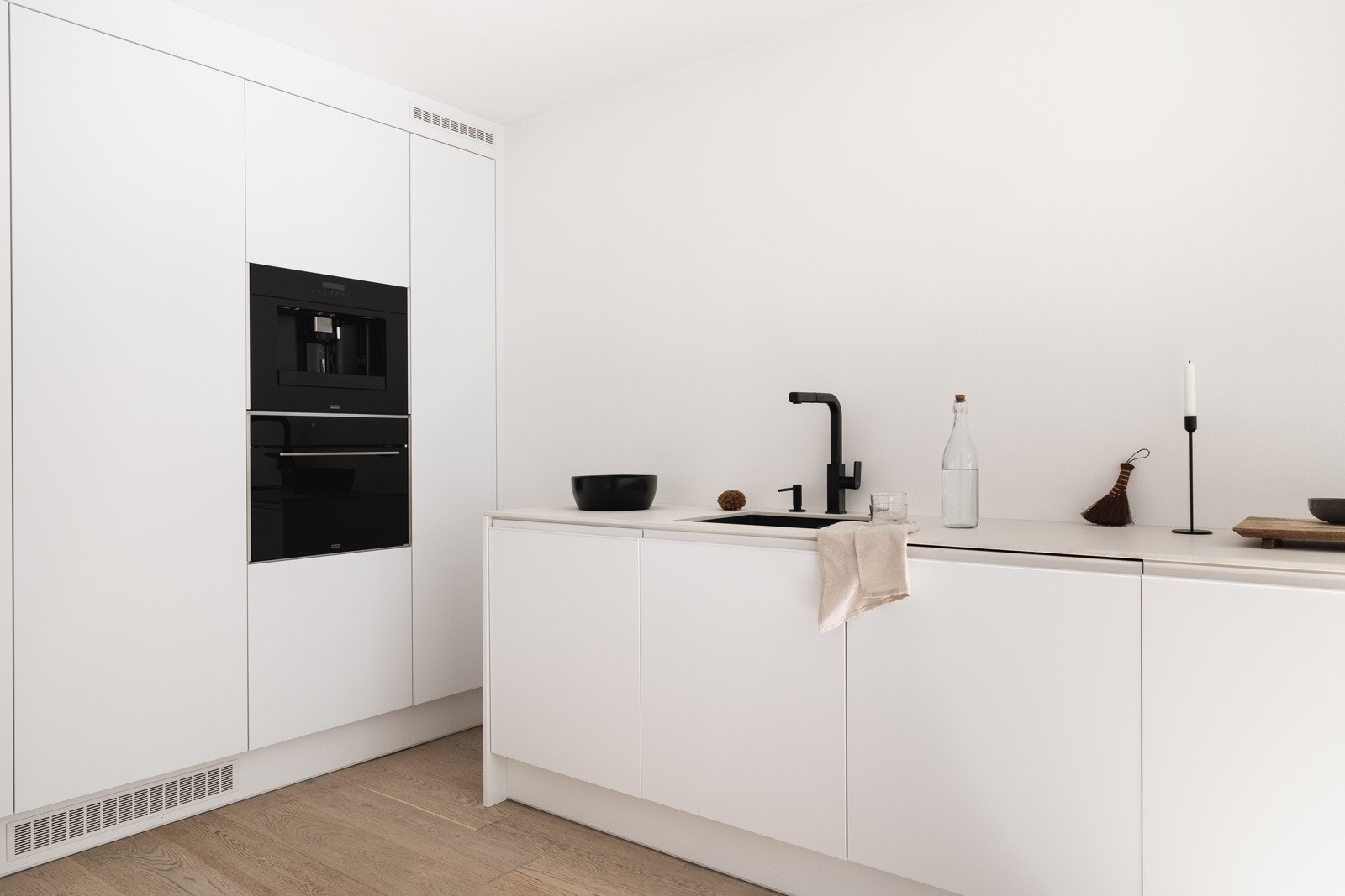 Kjøkkeninnredningen er fra 2019 med glatte fronter, benkeplate av dekton, underlimt oppvaskkum, integrerte hvitevarer som kjøleskap med sensor for åpning, komfyr med pyrolyse, kaffemaskin og platetopp fra Bora med integrert kjøkkenventilator. Galleribilde