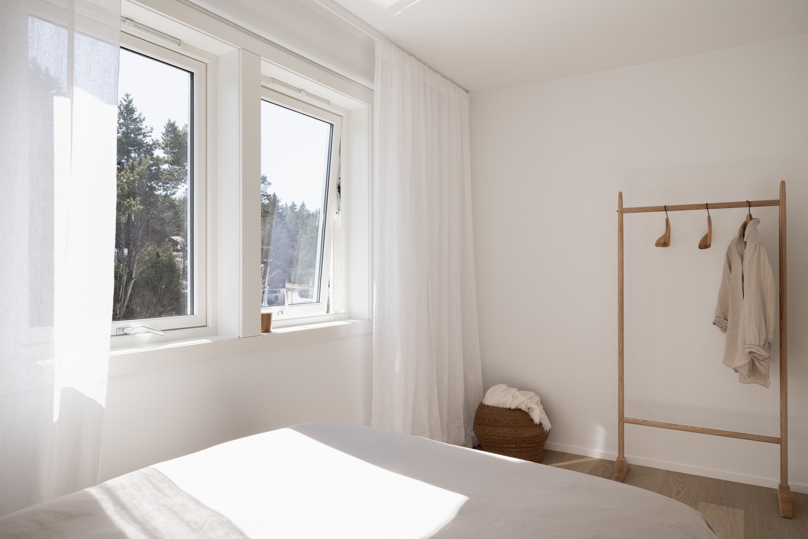 Videre har rommet god plass for garderobeskap og oppbevaringsmøbler. Dette rommet passer perfekt som barnerom, gjesteværelse eller kontor. Galleribilde