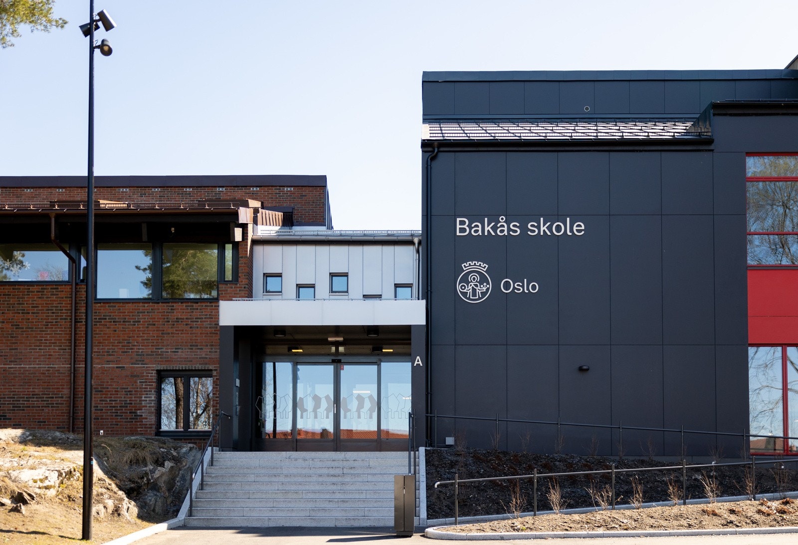 Boligen sogner til Bakås skole (1-7 klasse) som flyttet inn i topp moderne lokaler ved skolestart 2022 Galleribilde