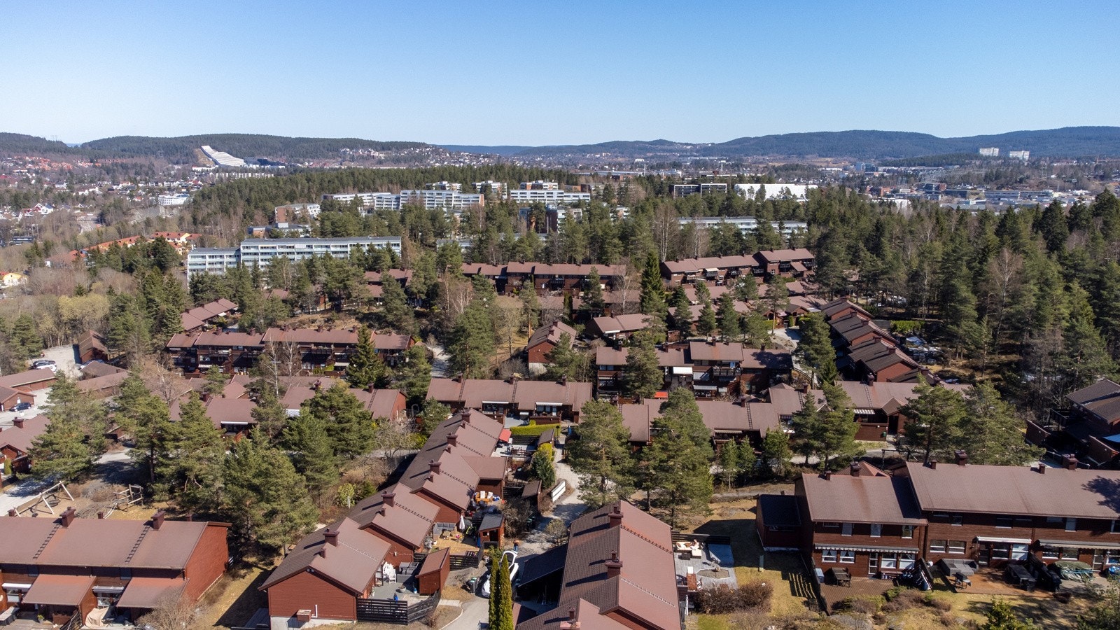 Kombinasjonen av fredelige og meget barnevennlige omgivelser gjør Ellingsrud Vest til et ettertraktet og populært sted å bosette seg! Galleribilde