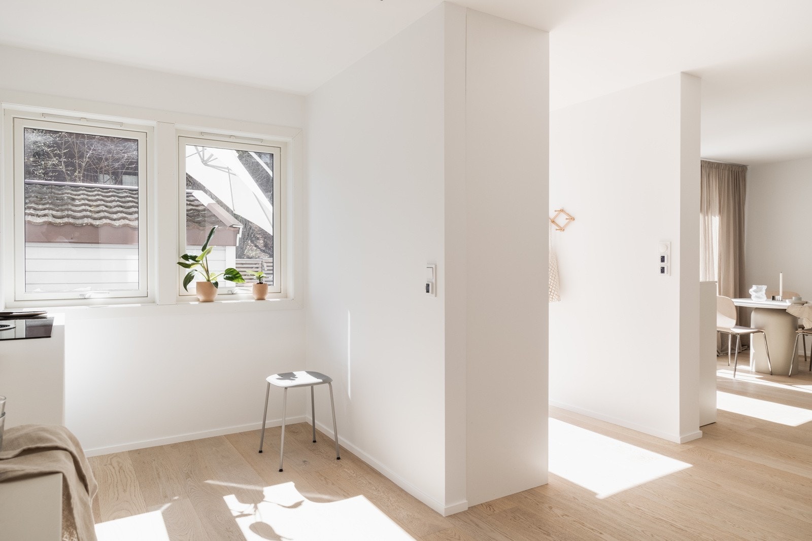 Kjøkkeninnredningen skaper et fint skille mellom kjøkkenet og stuen, samtidig som den gir ekstra oppbevaringsplass, arbeidsplass og spiseplass. Galleribilde