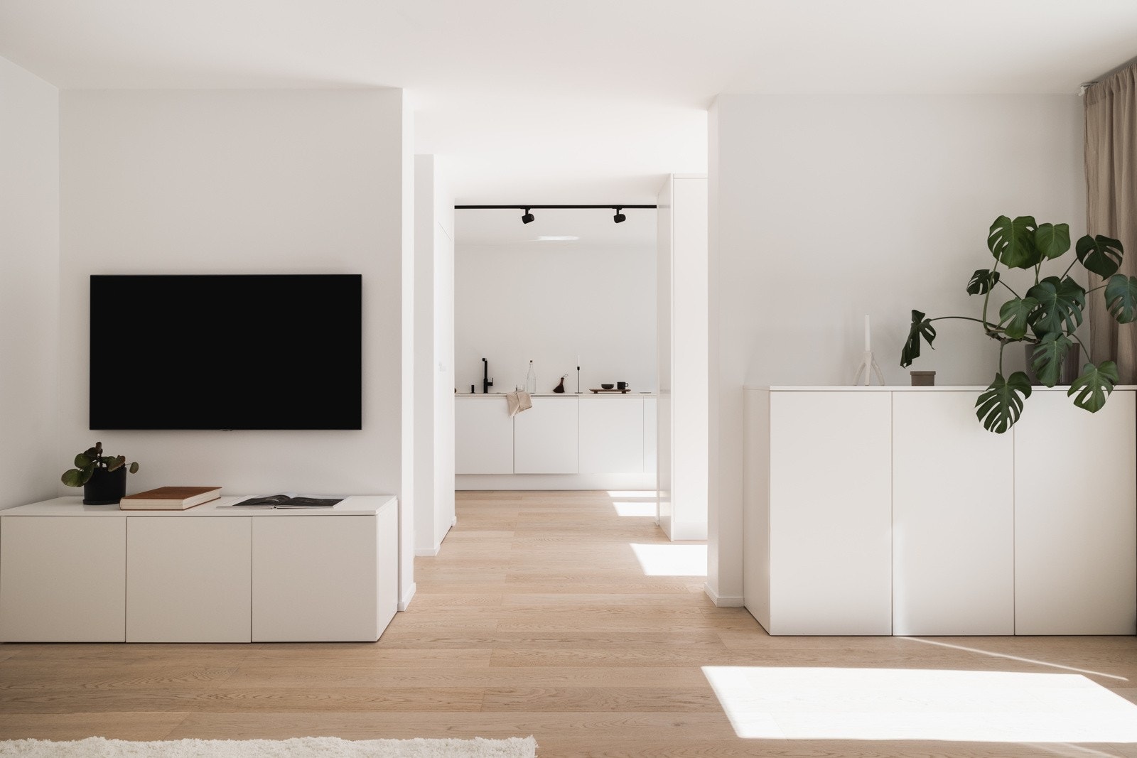 Det er gode møbleringsmuligheter, med plass for både sofa og lenestoler, salongbord samt bokhyller eller lignende. Galleribilde