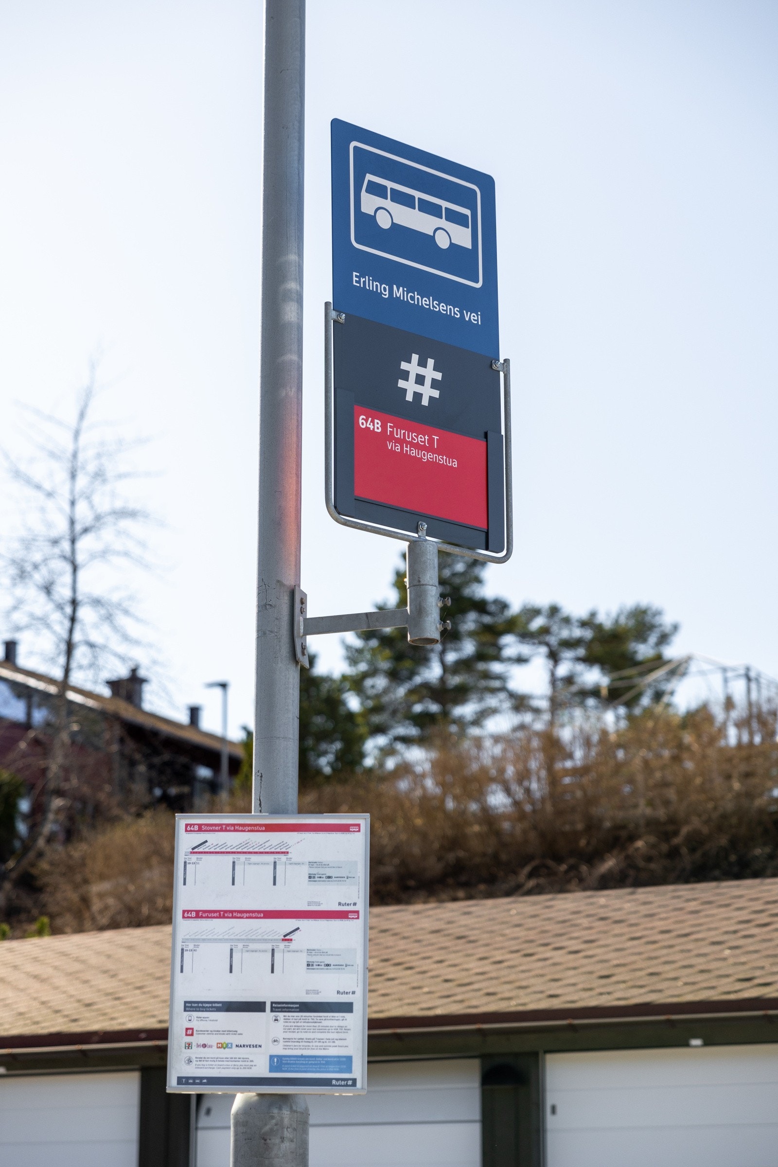 Området har gode muligheter for offentlig kommunikasjon både via T-bane, buss og flybuss. Galleribilde