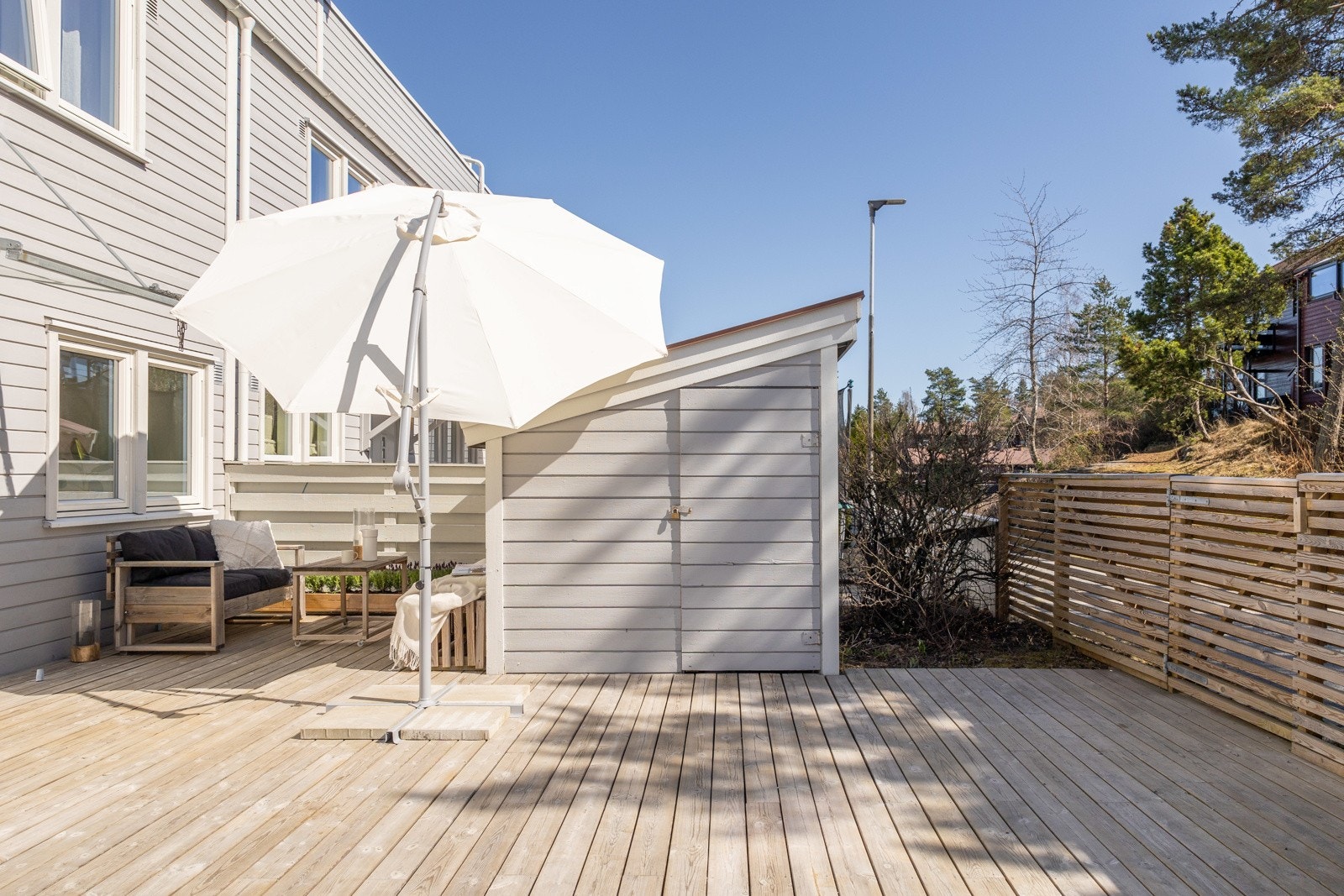 Markterrasse på hele 46 kvm og byr på god plass til møblering av sittegruppe og grill Galleribilde