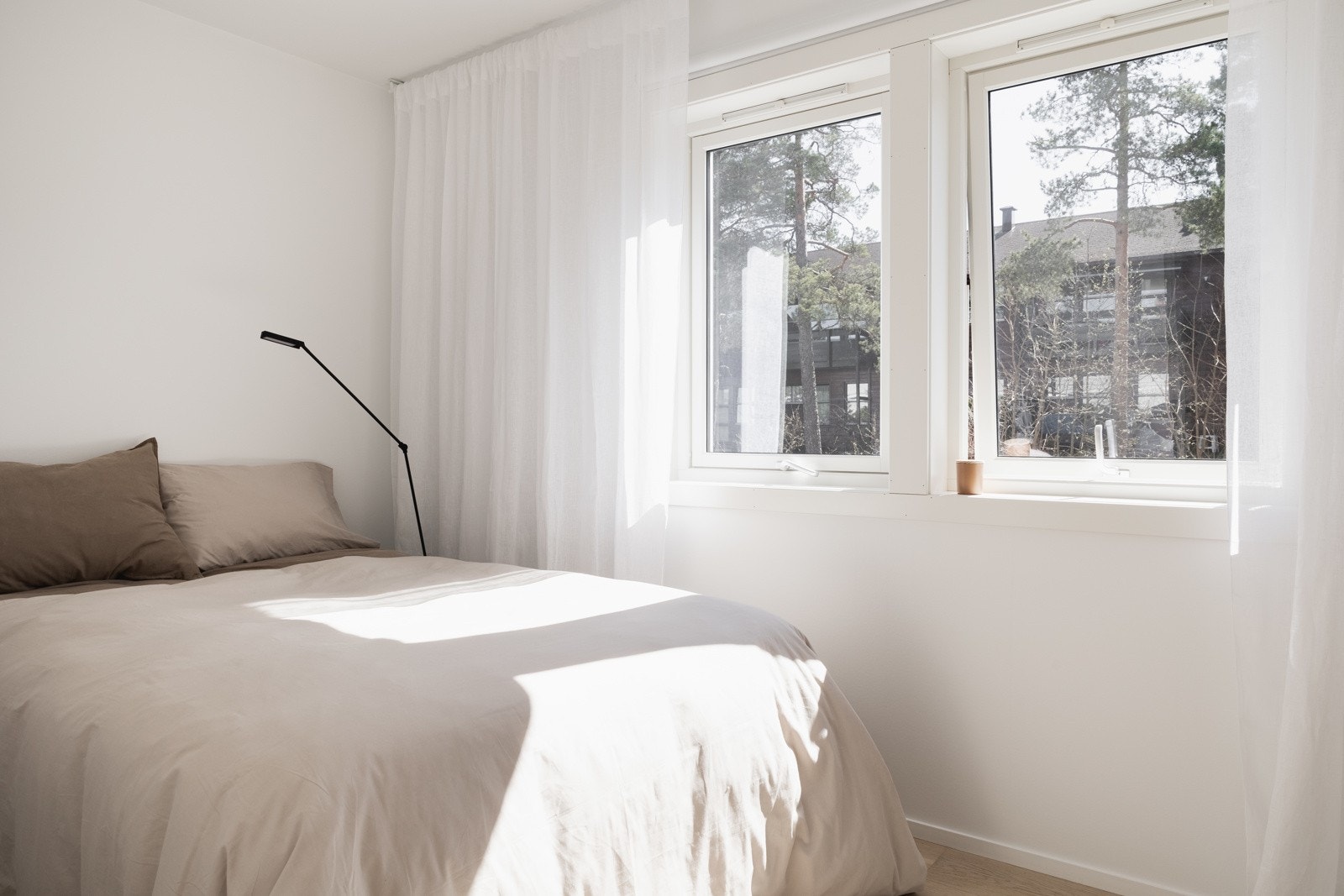 Boligens andre soverom er romslig og har god plass til seng med tilhørende nattbord. Galleribilde