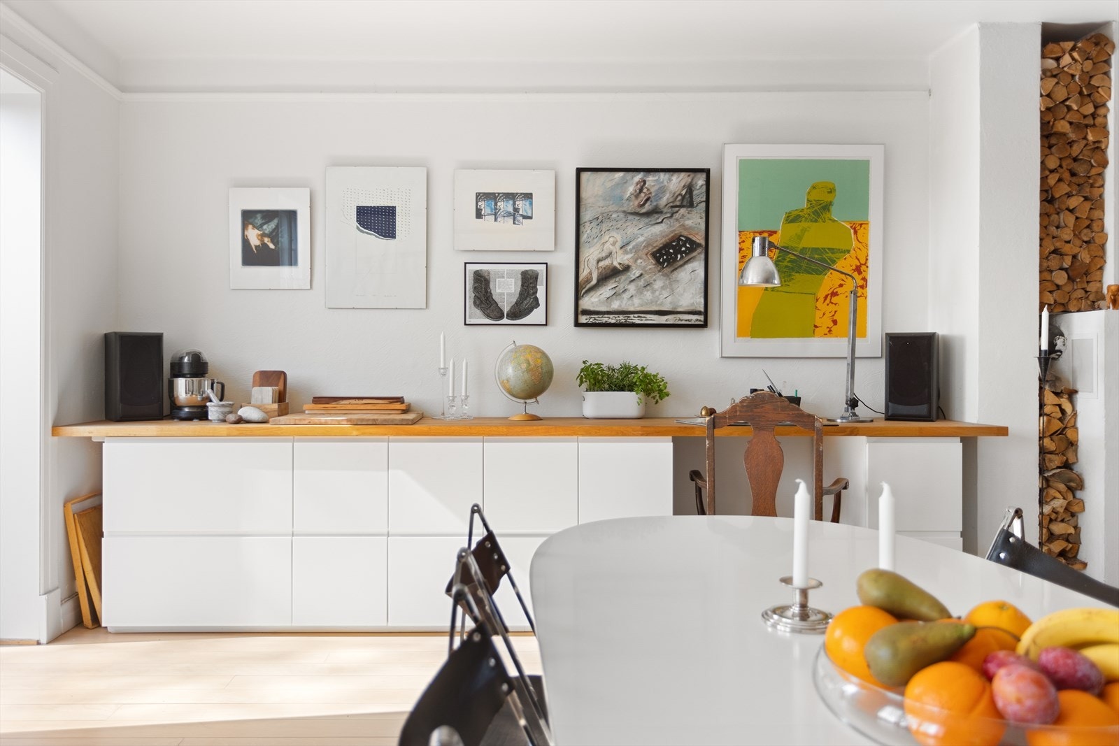 Langs den ene veggen er det IKEA innredning med heltre benkeplate av eik fra 2015. En ypperlig arbeidsbenk med flere bruksmuligheter. Galleribilde