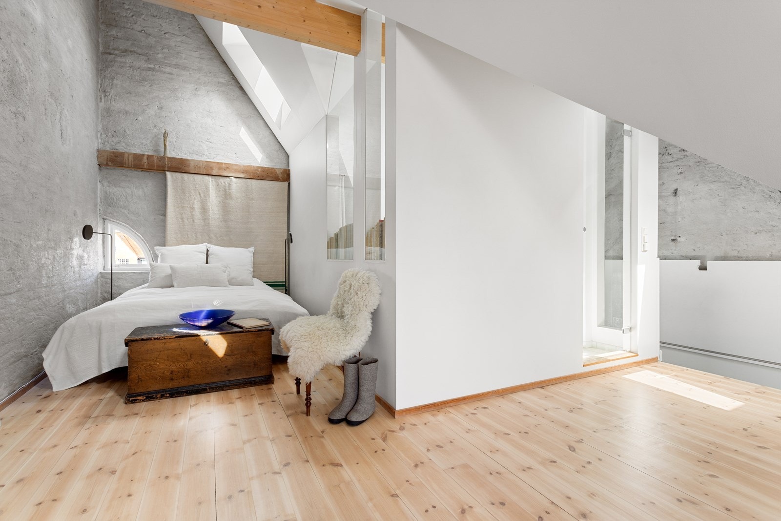 Etasjen har hele syv vinduer inkludert fem Velux-vinduer med rikelig lysinnslipp. Galleribilde