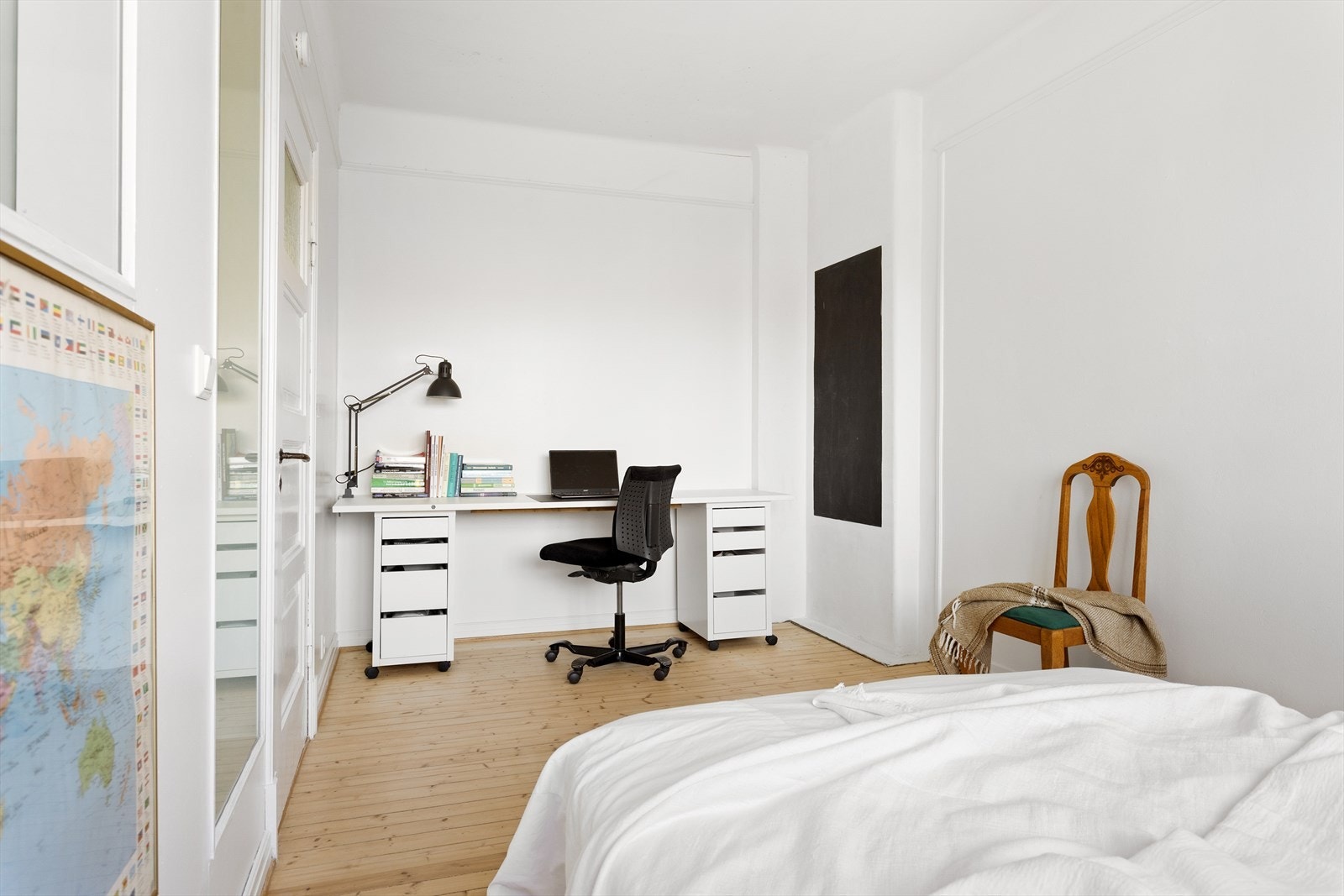 Begge soverommene i etasjen har god plass til dobbeltseng med tilhørende møblement, garderobeløsning og øvrig soveromsmøblement. Galleribilde