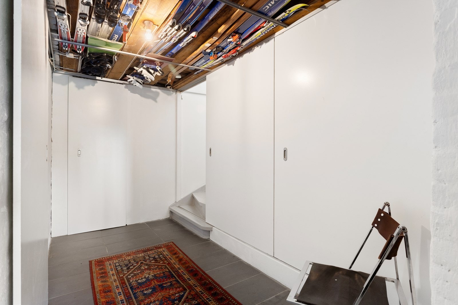 Boligen har rikelig med lagringsmuligheter og romslig, sval matbod. Galleribilde