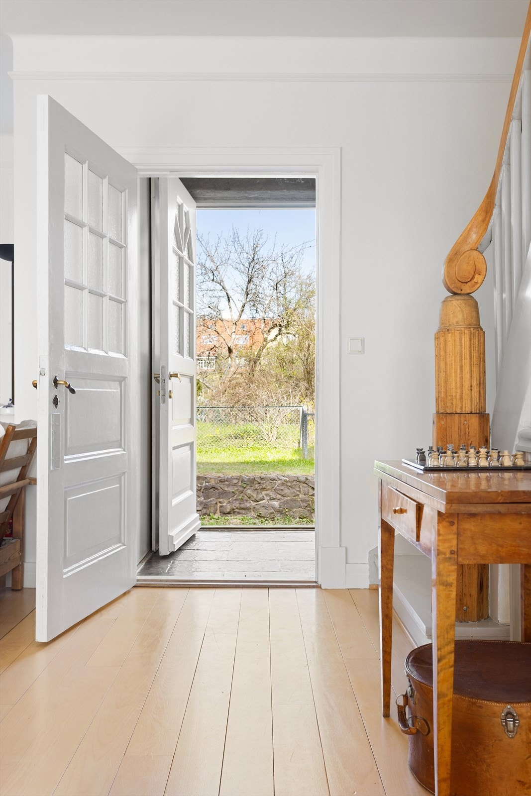 Entréen er lys og hyggelig med plass til oppbevaring av sko og yttertøy. Galleribilde