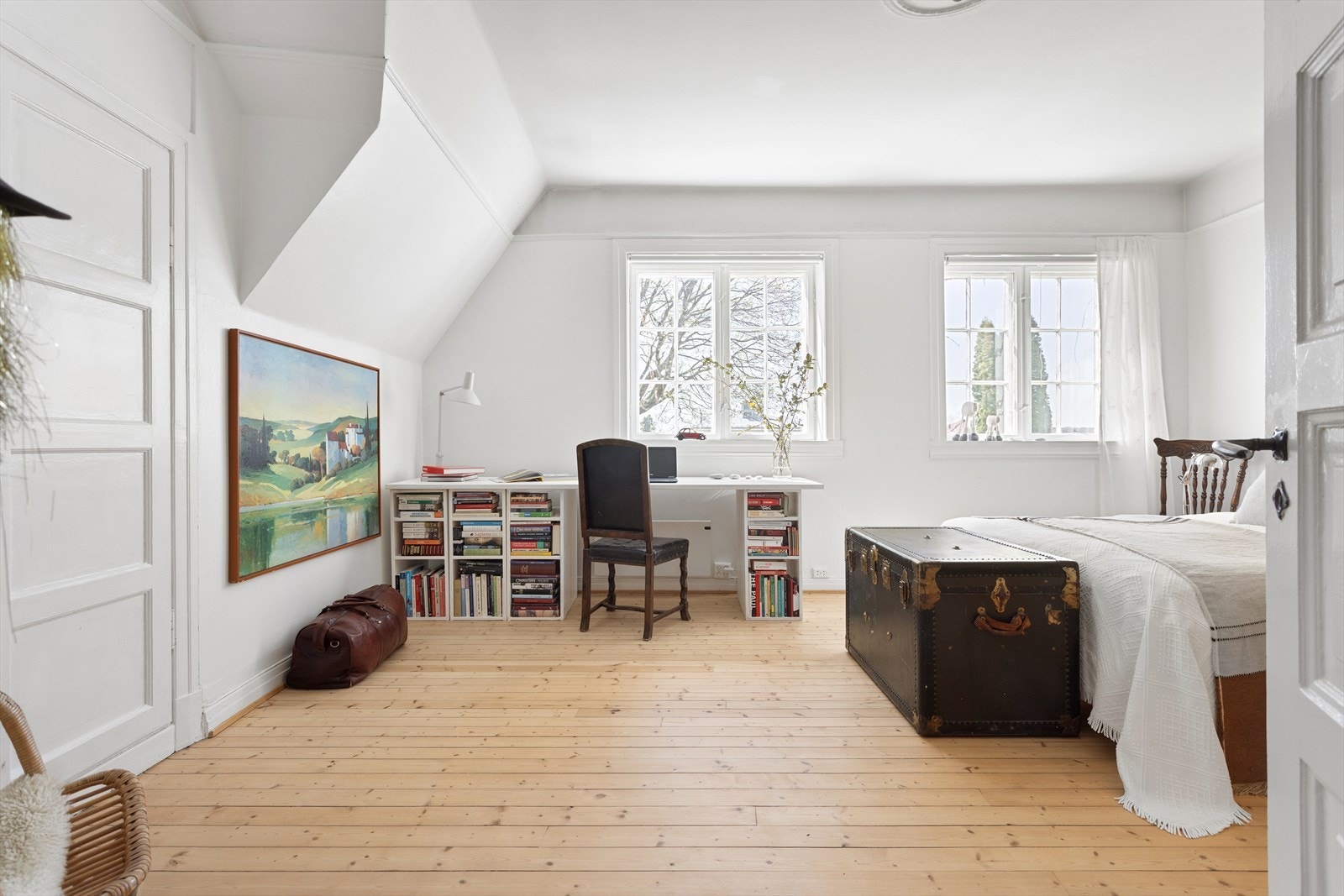 Etasjen består i dag av to romslige soverom og et praktisk baderom. Dette rommet kan fint deles i to dersom man har behov for det. Galleribilde