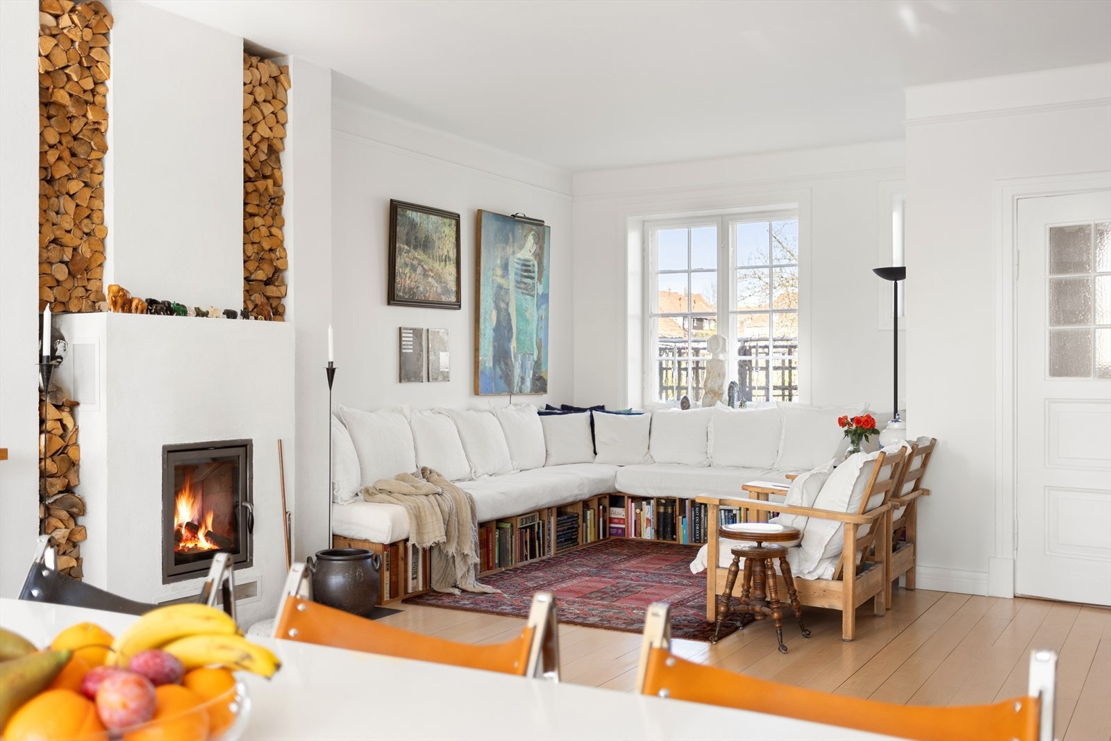 I den åpne førsteetasjen er det god plass til både langbord og sofaseksjon. Galleribilde