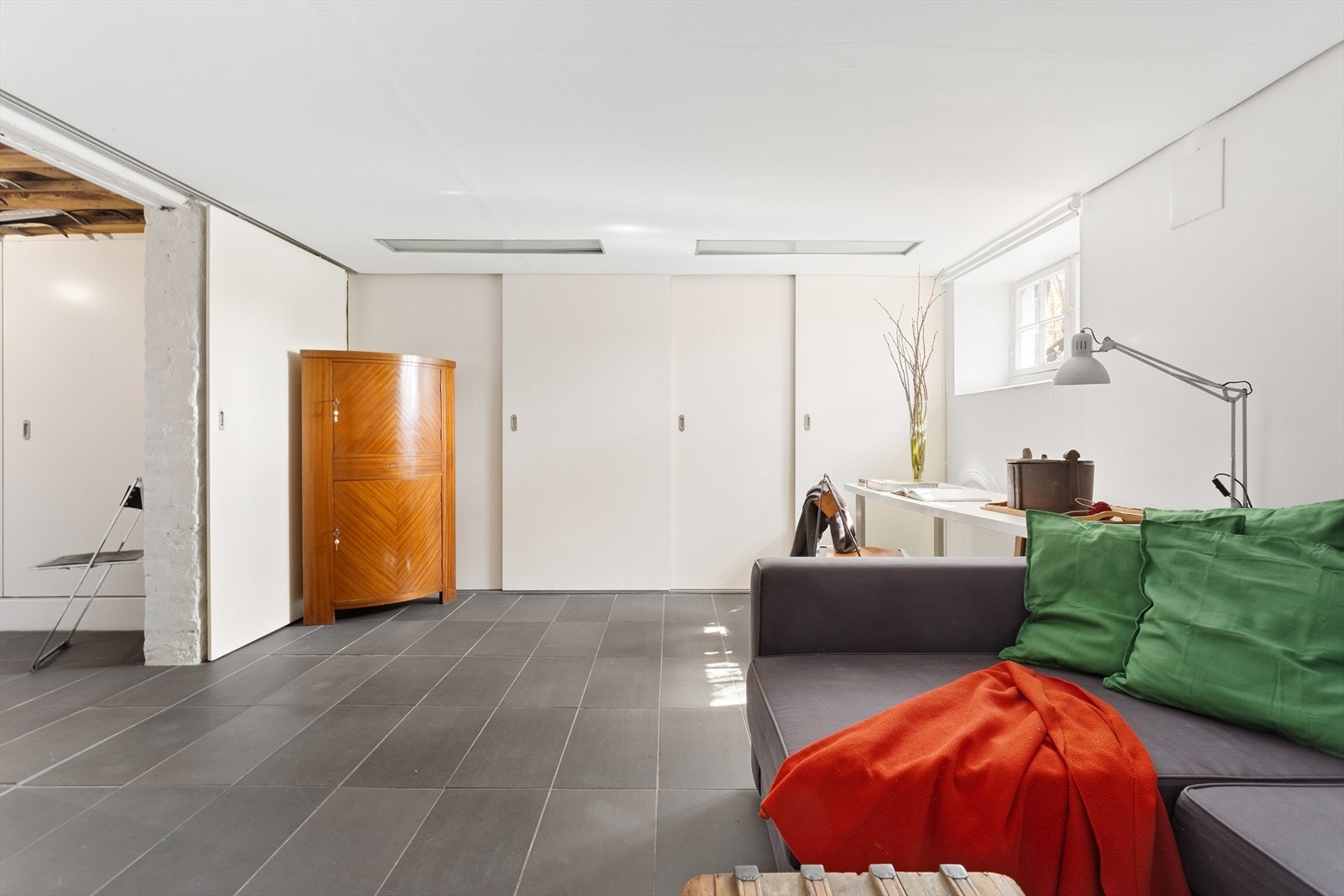Det er rikelig med lagringsplass i hyller og skyvedørsgarderobe på begge sider i kjellerstuen. Galleribilde