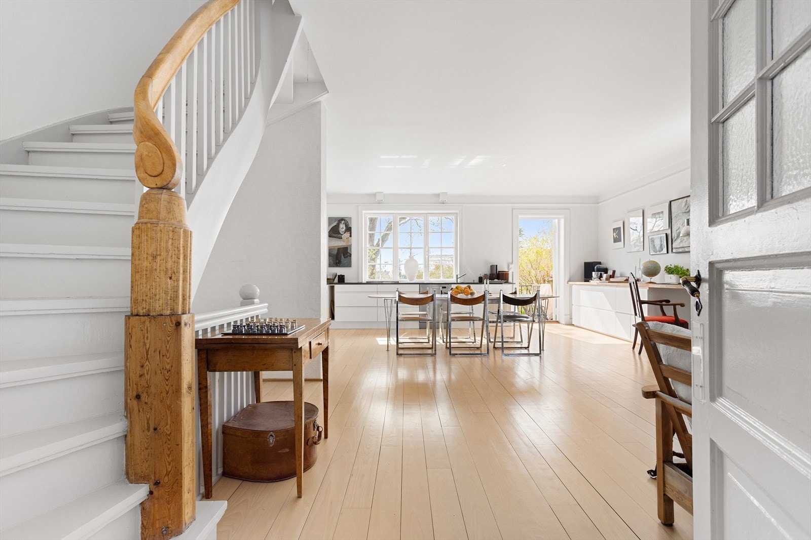 Videre kommer man opp til boligens 2.etasje. Legg merke til de vakre og klassiske detaljene på trappen. Galleribilde