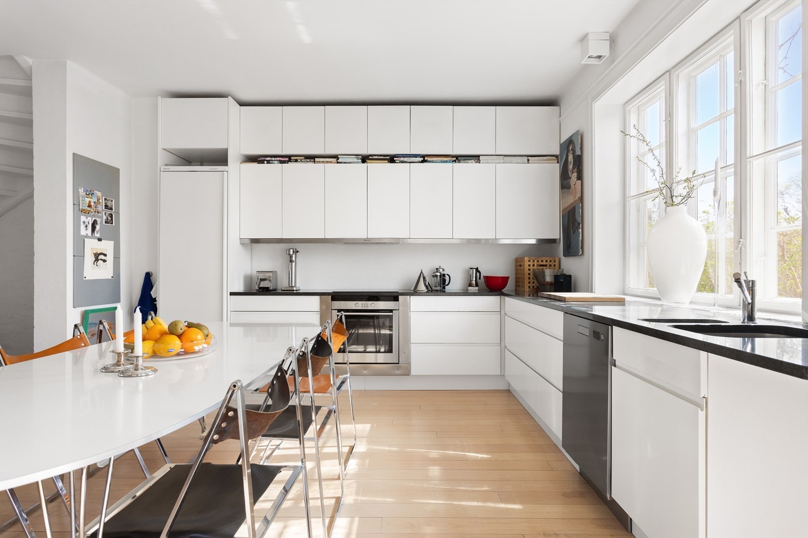 Kjøkkenet har en glatt snekkerbygget innrednng fra 2004, og består av granitt benkeplate med underlimt kum, ventilatorvifte, integrert komfyr og induksjon platetopp. Galleribilde